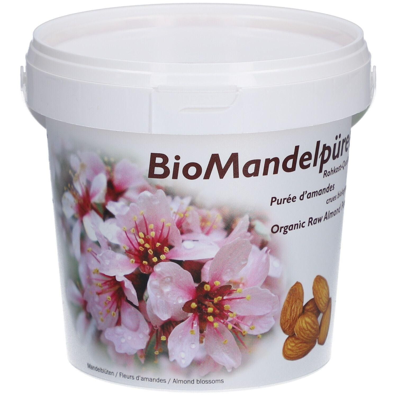 Weißer Eimer mit Deckel. Aufdruck: BioMandelpüree, Blüten, Mandeln. Text in Deutsch, Französisch und Englisch.