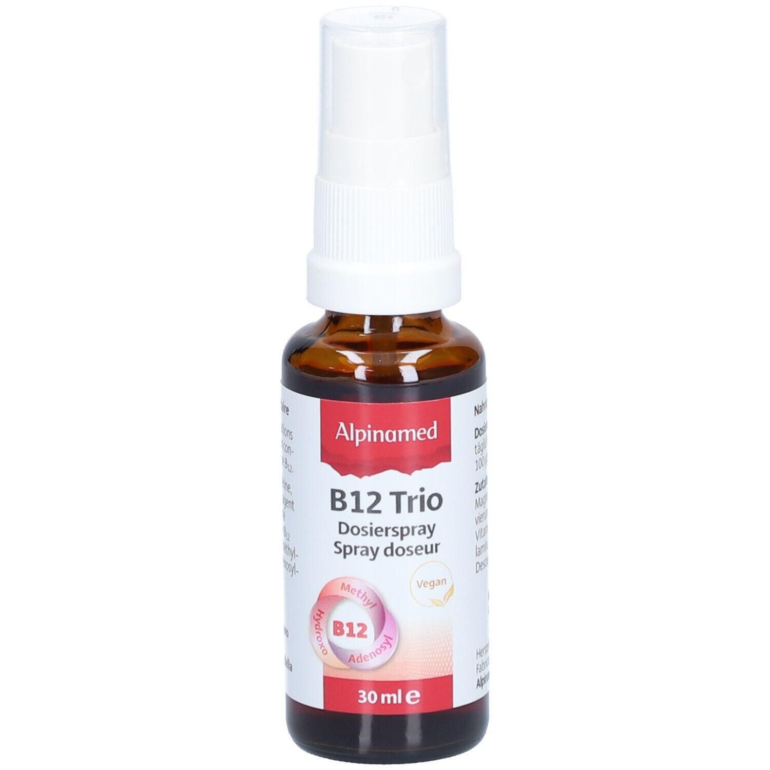 Braune Glasflasche mit weißem Sprühkopf. Aufschrift: Alpinamed B12 Trio Dosierspray. 30 ml.