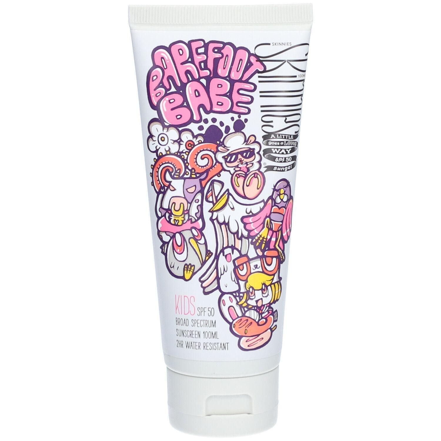 Tube blanche avec illustrations et texte. Inscription "BAREFOOT BABE", "KIDS SPF 50" et "2HR WATER RESISTANT".