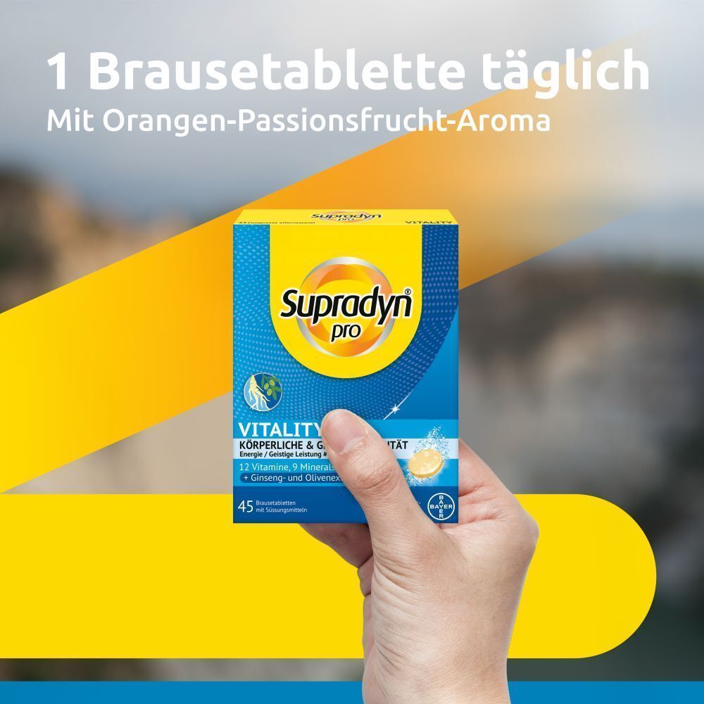Hand hält eine Supradyn pro Vitality Packung. Gelb-blauer Hintergrund mit Text: 1 Brausetablette täglich. Mit Orangen-Passionsfrucht-Aroma.
