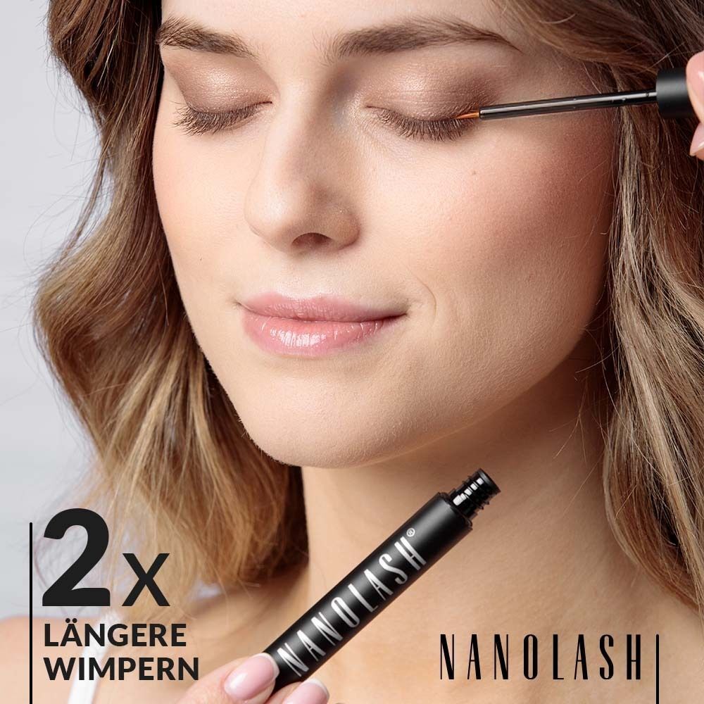 Schwarze Flasche mit Applikator. Aufschrift NANOLASH. Frau mit geschlossenem Auge, Applikator am Wimpernkranz. Text: 2x längere Wimpern.