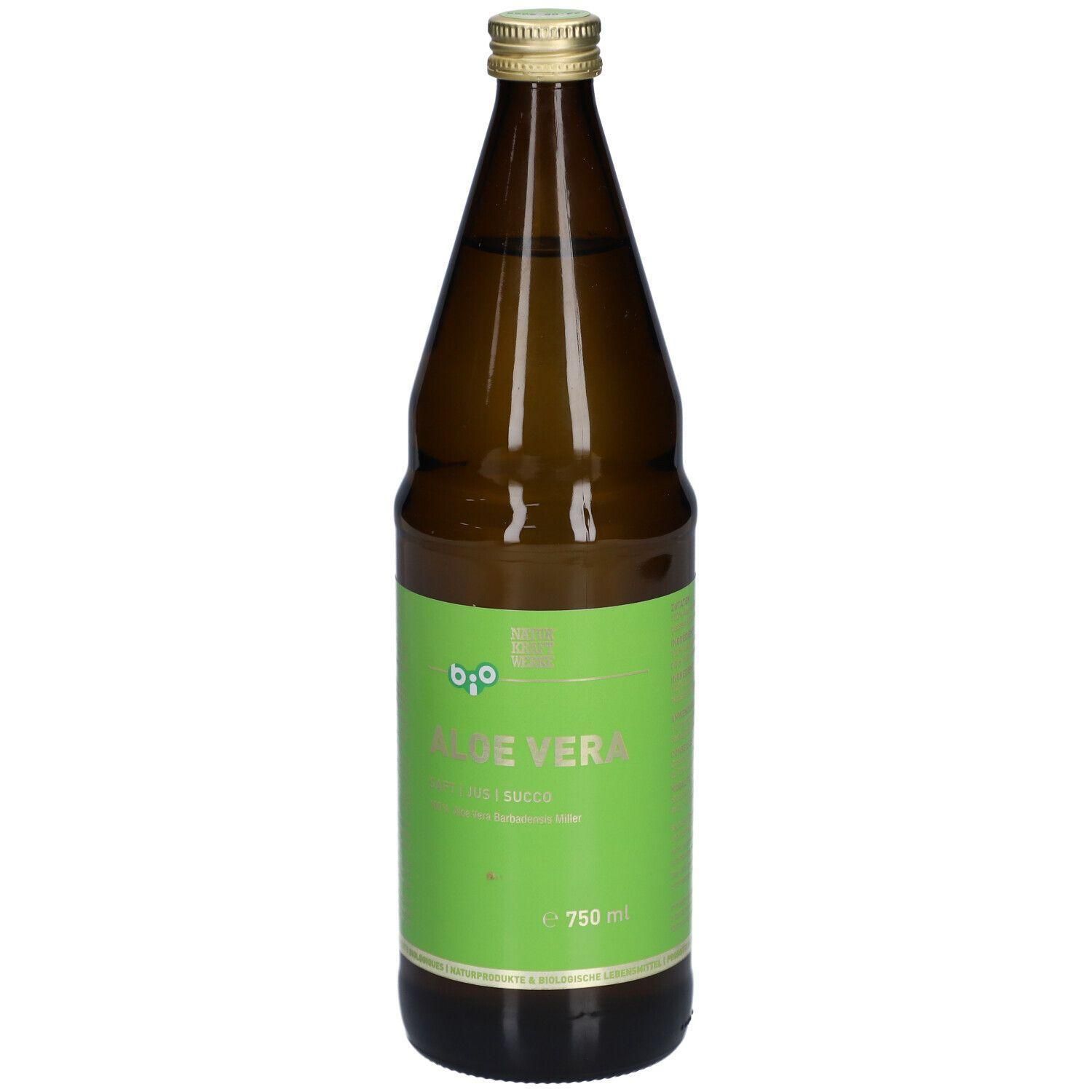 Bouteille en verre brun avec étiquette verte. Inscription: Jus d'Aloe Vera. Bouchon doré. Label bio.