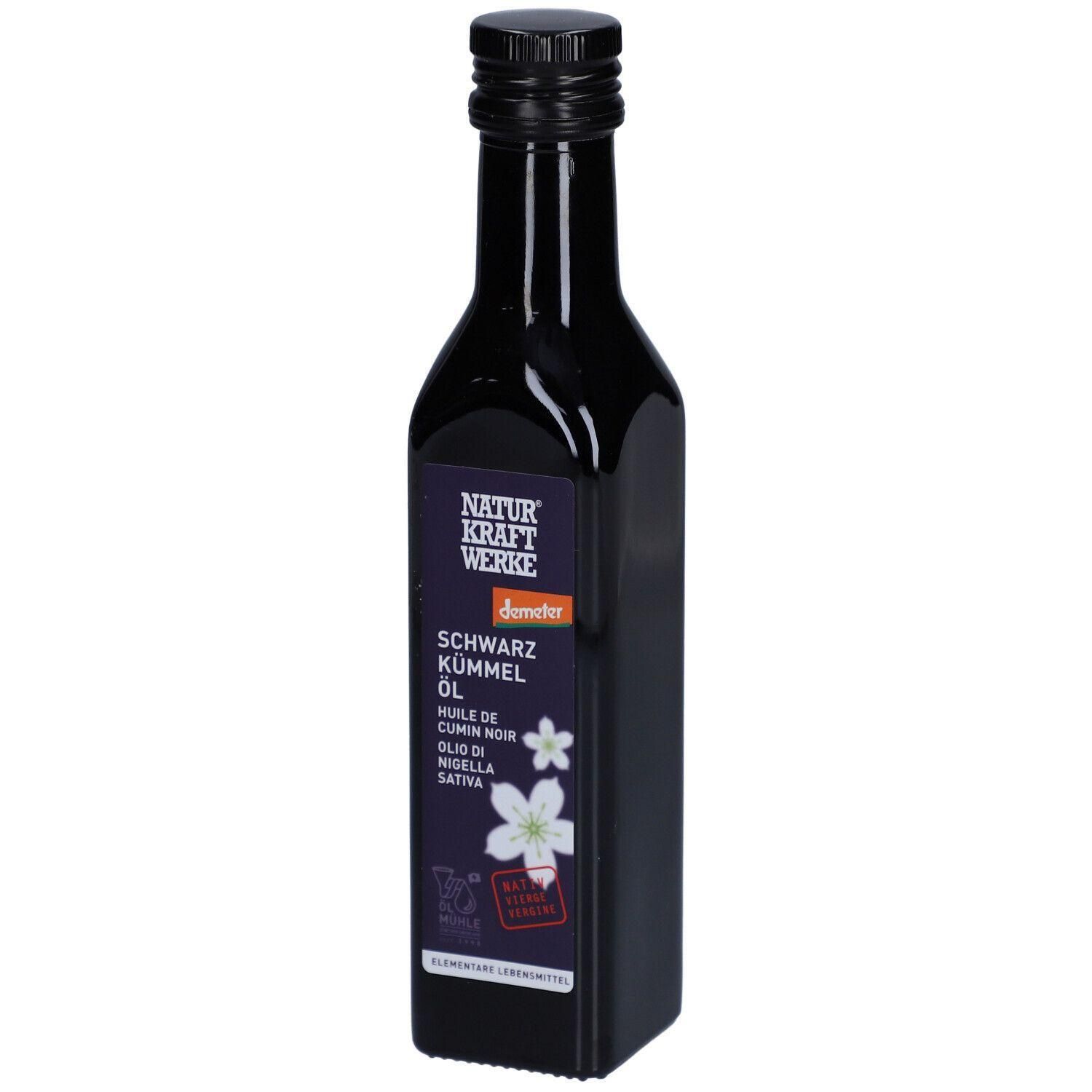 Flacon en verre noir avec bouchon noir. Étiquette avec texte: NATUR KRAFT WERKE, SCHWARZ KÜMMEL ÖL, label Demeter.