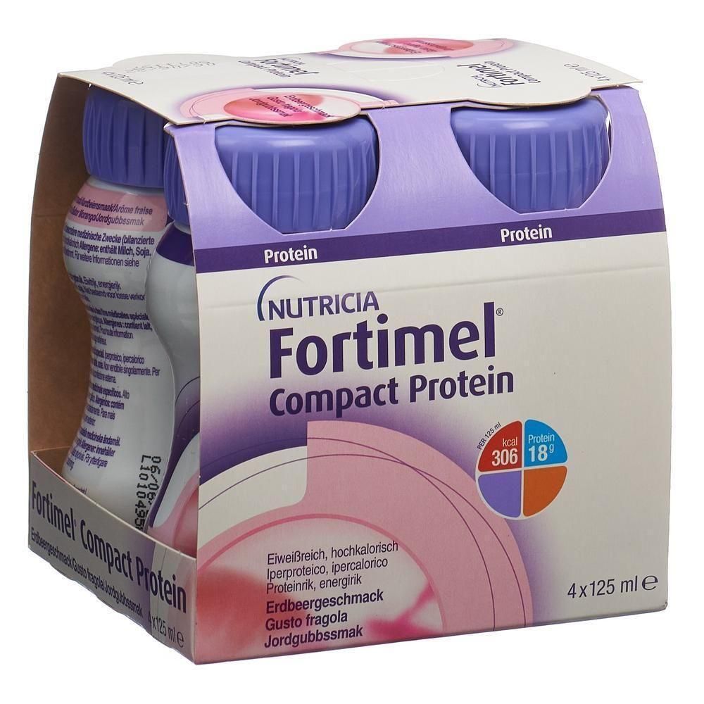 Packung mit vier Flaschen Fortimel Compact Protein. Lila Deckel, weißes Etikett mit Produktinformationen. Erdbeergeschmack.