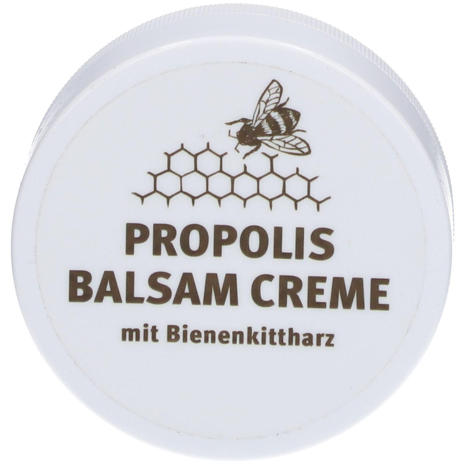 Pot blanc avec impression marron. On voit une abeille, un motif en nid d'abeille et les inscriptions PROPOLIS BALSAM CREME avec de la propolis.