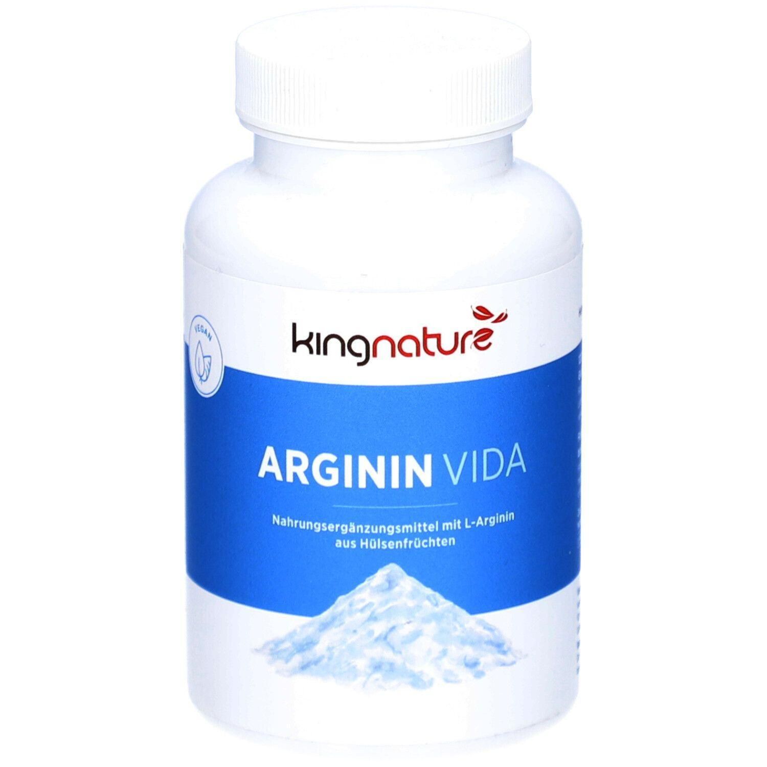 Weiße Flasche mit Schraubverschluss. Auf blauem Etikett steht "kingnature ARGININ VIDA". Darunter ein Haufen weißes Pulver.