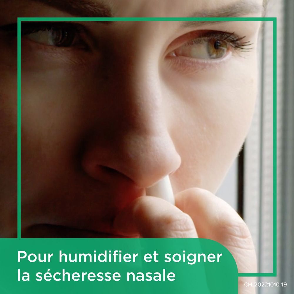 Nahaufnahme einer Person, die Nasenspray verwendet. Der Sprühkopf wird in die Nase eingeführt. Text: Pour humidifier et soigner la sécheresse nasale.
