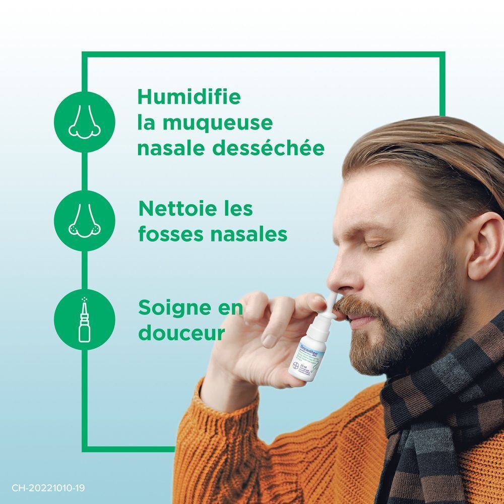 Person verwendet Nasenspray. Text: Humidifie la muqueuse nasale desséchée, Nettoie les fosses nasales, Soigne en douceur.