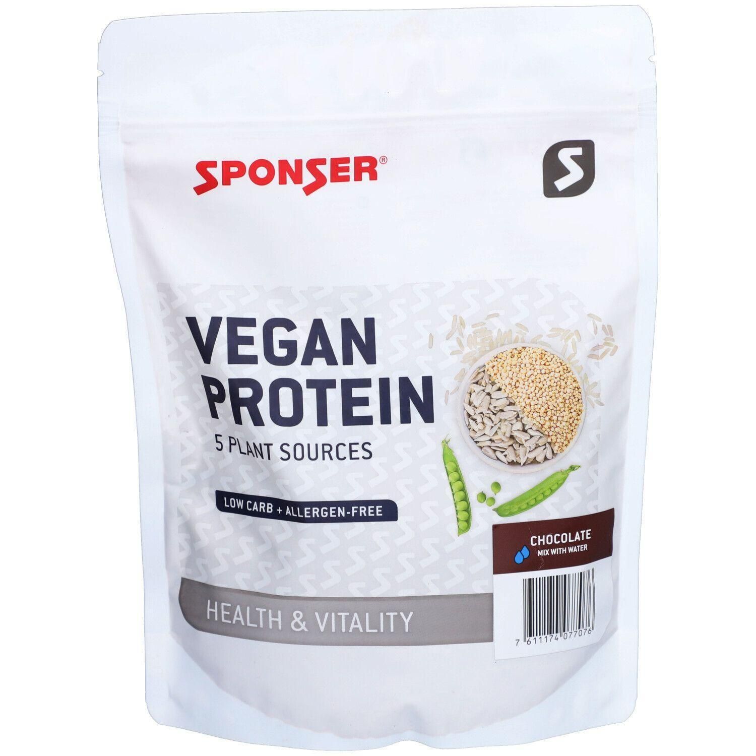 Weiße Verpackung mit SPONSER Vegan Protein. Text: Vegan Protein, 5 Plant Sources, Low Carb, Allergen-Free, Health & Vitality. Schokoladen-Geschmack.