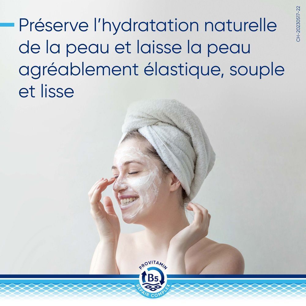 Femme avec une serviette sur la tête, appliquant une crème sur le visage. Texte: Préserve l'hydratation naturelle de la peau.