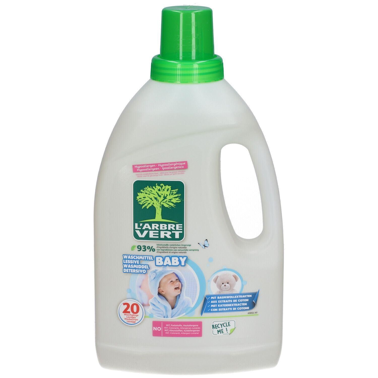 Bouteille de lessive avec bouchon vert. Inscription L'ARBRE VERT, Baby-Waschmittel. Contient 93% d'ingrédients d'origine naturelle.