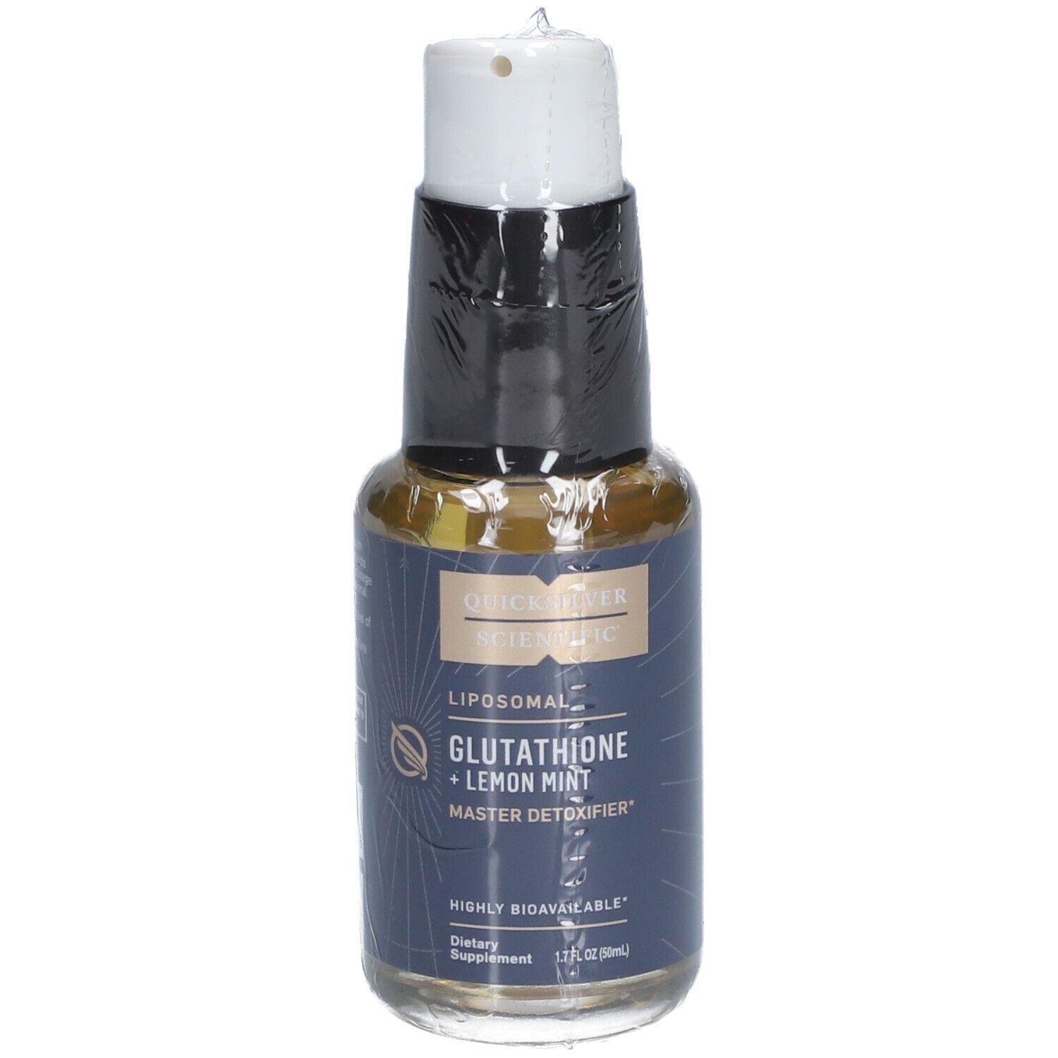 Flüssiges Nahrungsergänzungsmittel in einer Glasflasche mit schwarzem Verschluss. Beschriftung: Liposomales Glutathion + Lemon Mint.