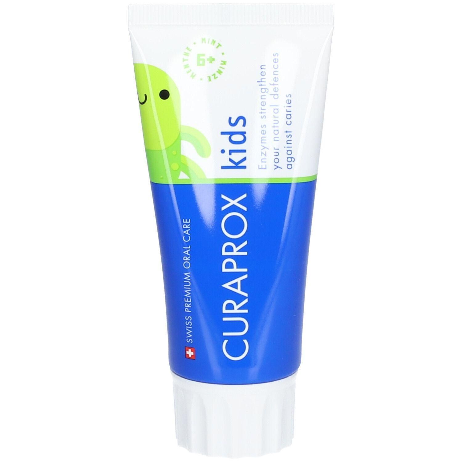 Zahnpasta-Tube. Weiß, blau und grün. CURAPROX Kids, 6+. Enthält Enzyme zur Stärkung der natürlichen Abwehr gegen Karies.