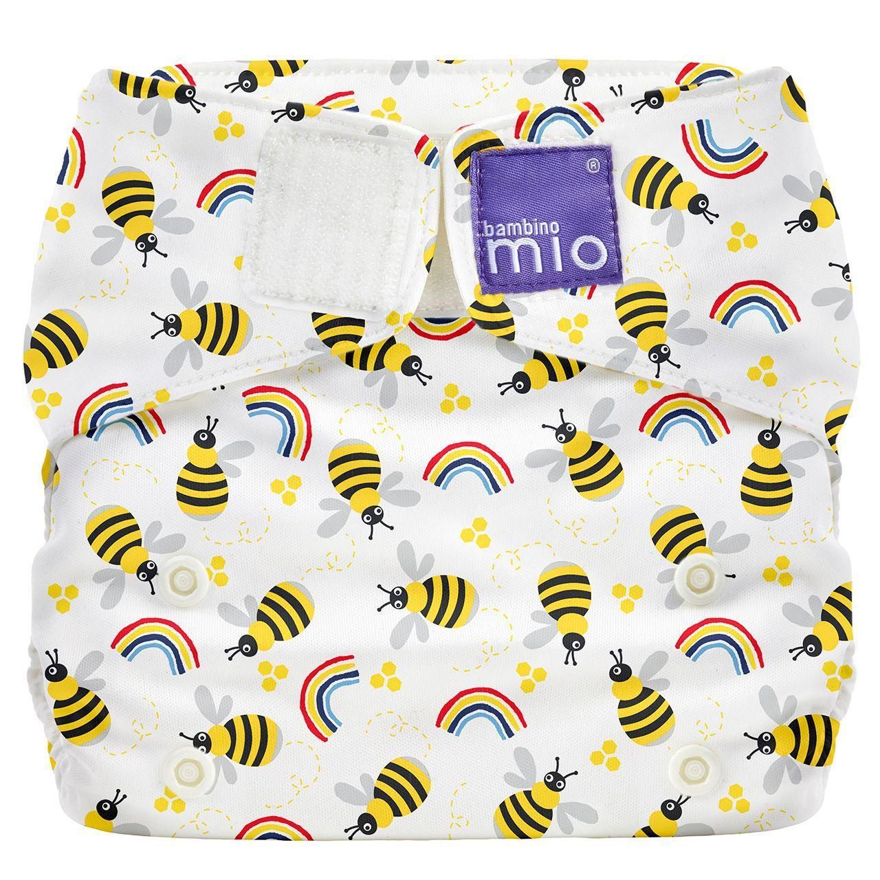 Couche lavable tout-en-un avec motif abeilles et arcs-en-ciel. Fermeture velcro et boutons-pression. Marque : bambino mio.