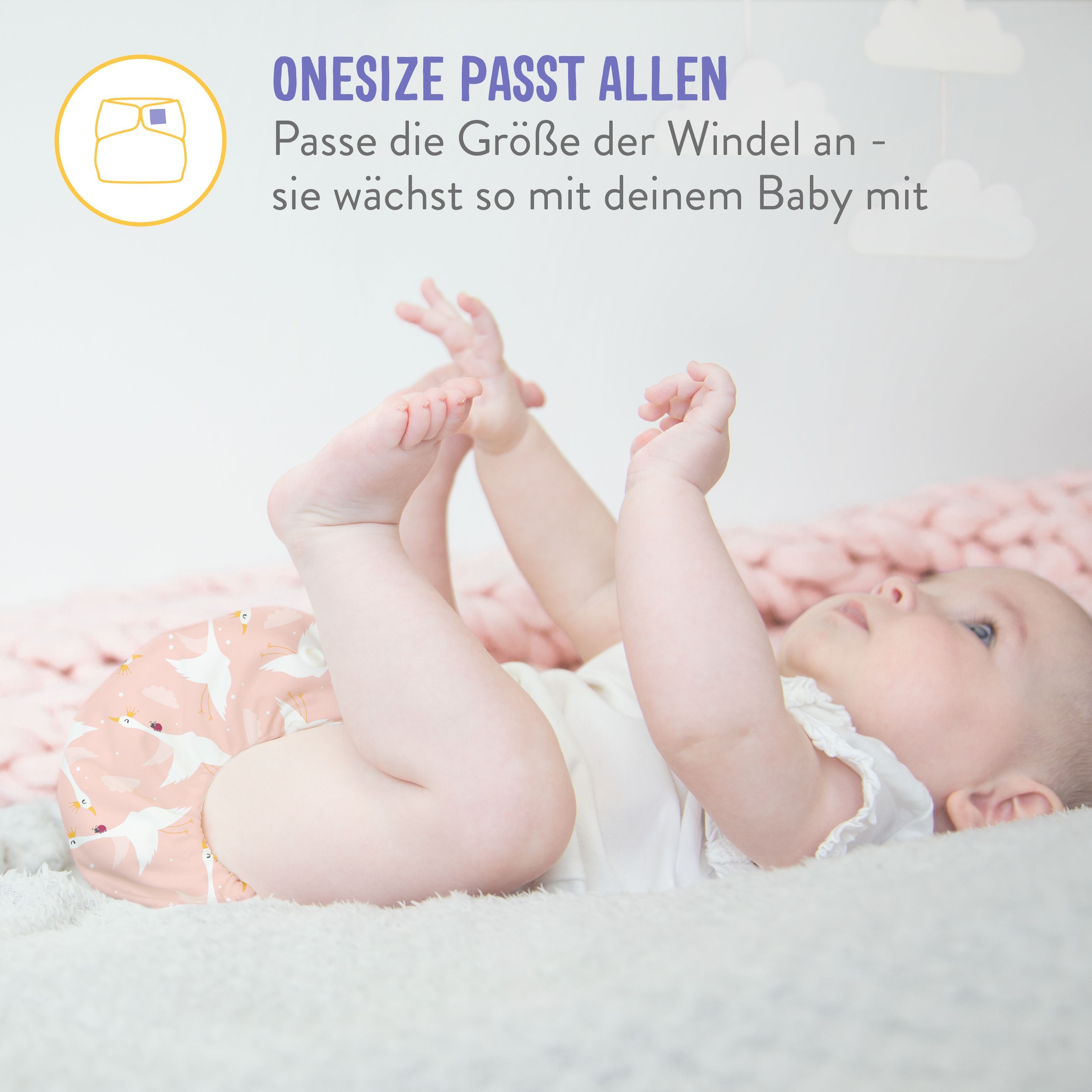 Bébé portant une couche lavable. Texte : Taille unique. Ajustez la taille de la couche - elle grandit avec votre bébé.