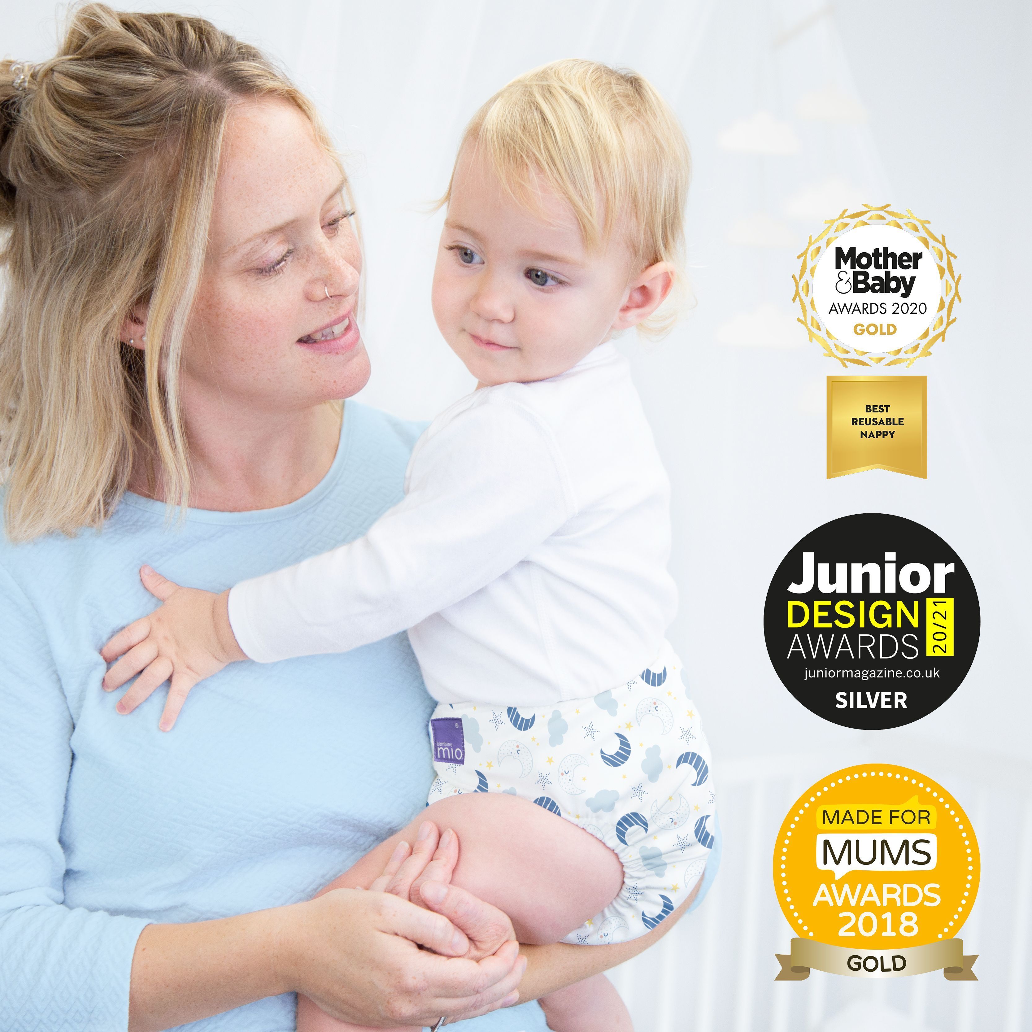 Mère tenant un bébé avec une couche lavable. Prix : Mother & Baby Awards, Junior Design Awards, Made for Mums.