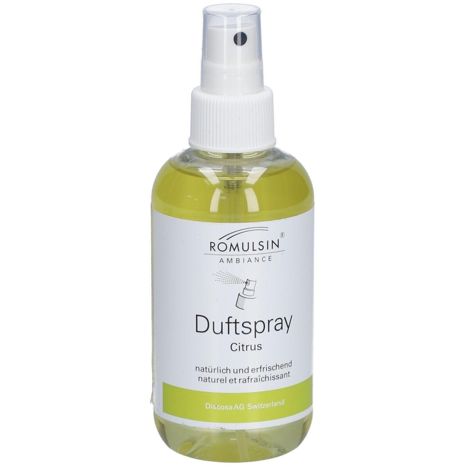 Zylindrische Flasche mit Sprühkopf. Etikett mit Schriftzug "Duftspray Citrus" und Markenname. Flüssigkeit gelblich.