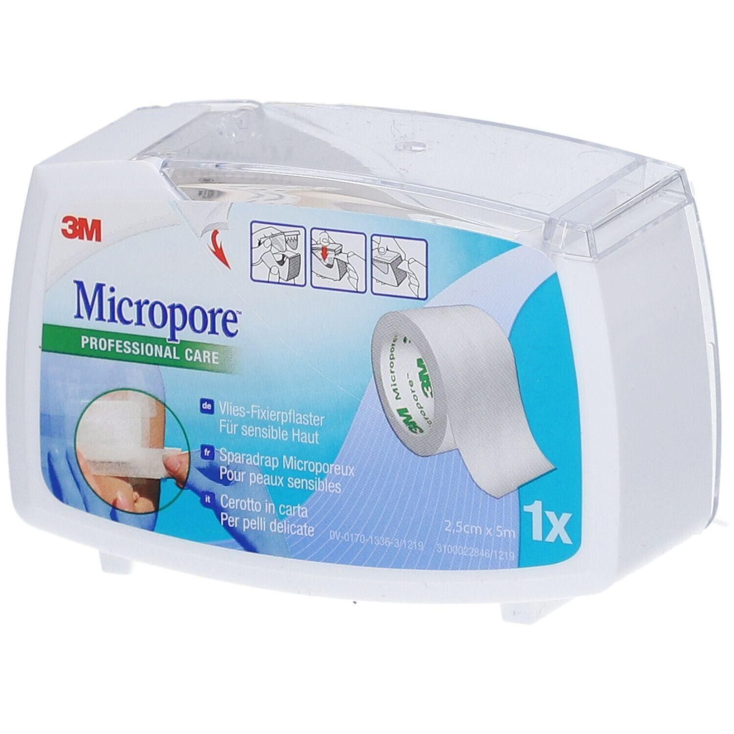 Pansement blanc en boîte distributrice. Inscription : 3M Micropore, 2,5cm x 5m. Pour peaux sensibles. Avec illustrations et nom du produit.