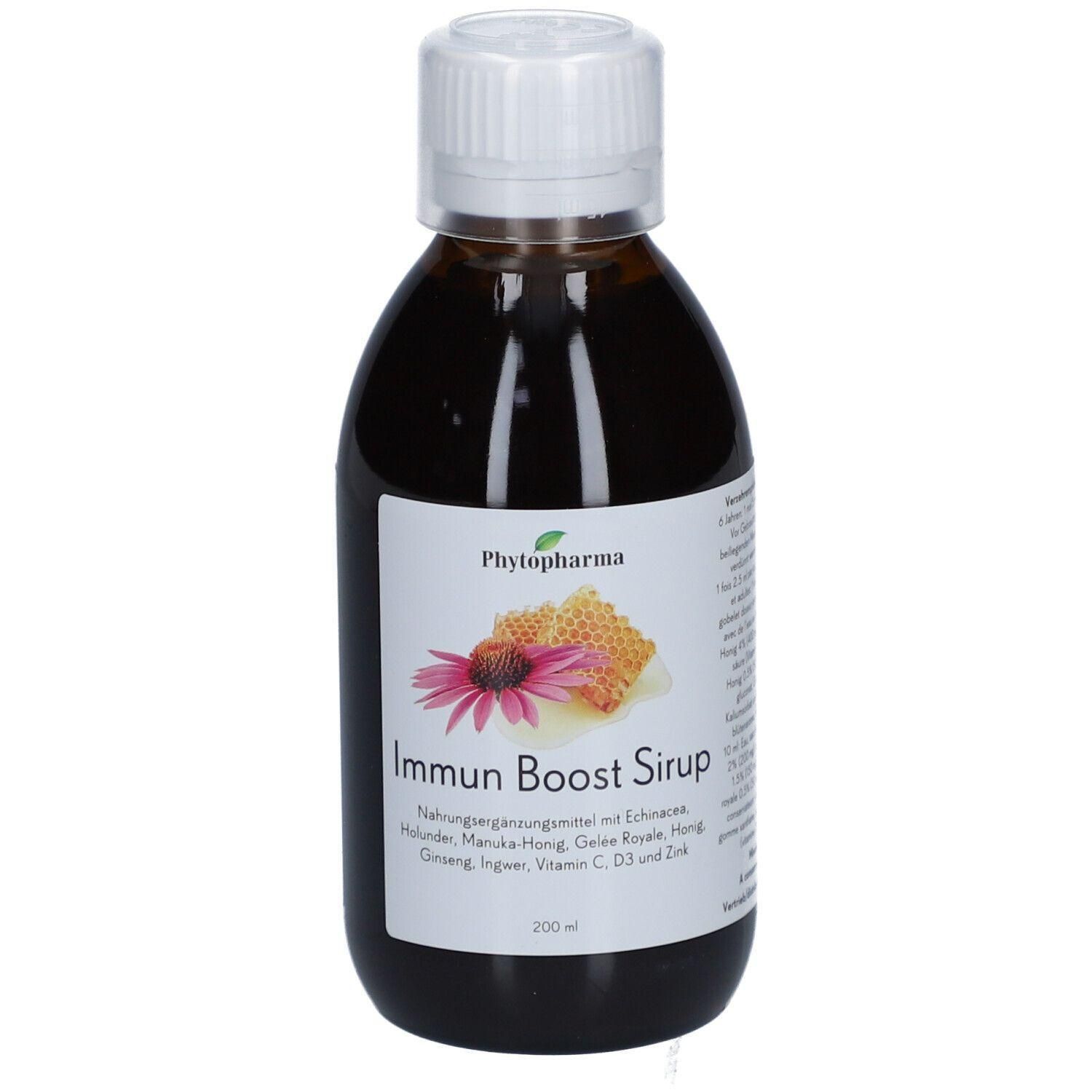 Braune Glasflasche mit weißem Deckel und Etikett. Auf dem Etikett steht "Phytopharma Immun Boost Sirup".