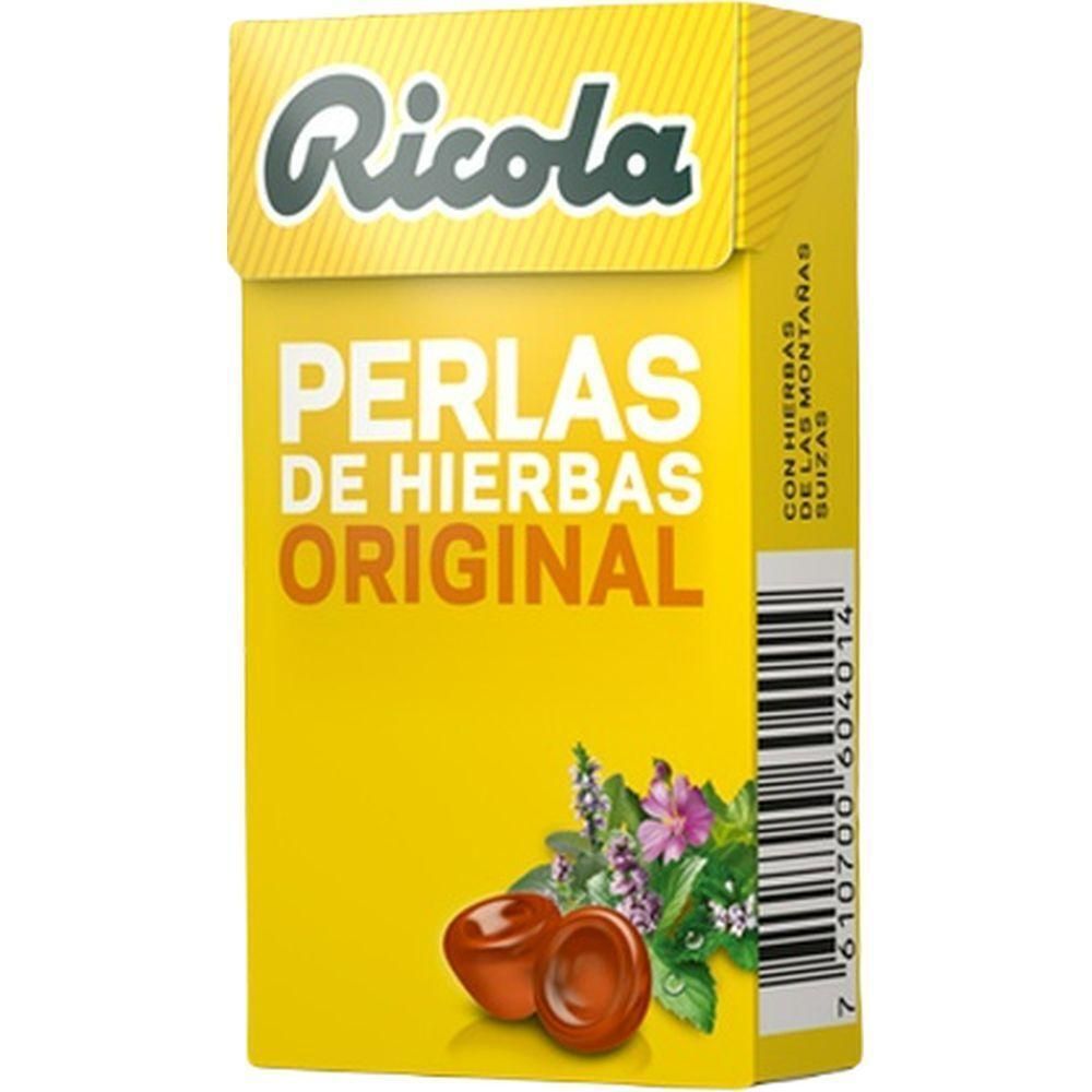 Gelbe Schachtel mit Ricola-Logo und Aufschrift PERLAS DE HIERBAS ORIGINAL. Abbildung von Kräutern und Bonbons.