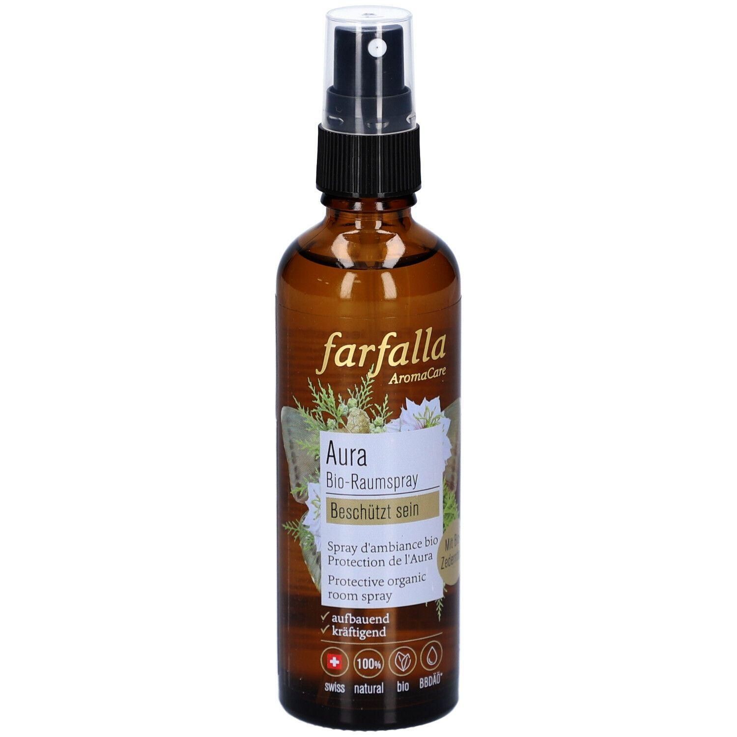 Braune Glasflasche mit schwarzem Sprühkopf. Etikett mit Produktnamen, Aura Bio-Raumspray, und Beschützt sein. Swiss-Label.