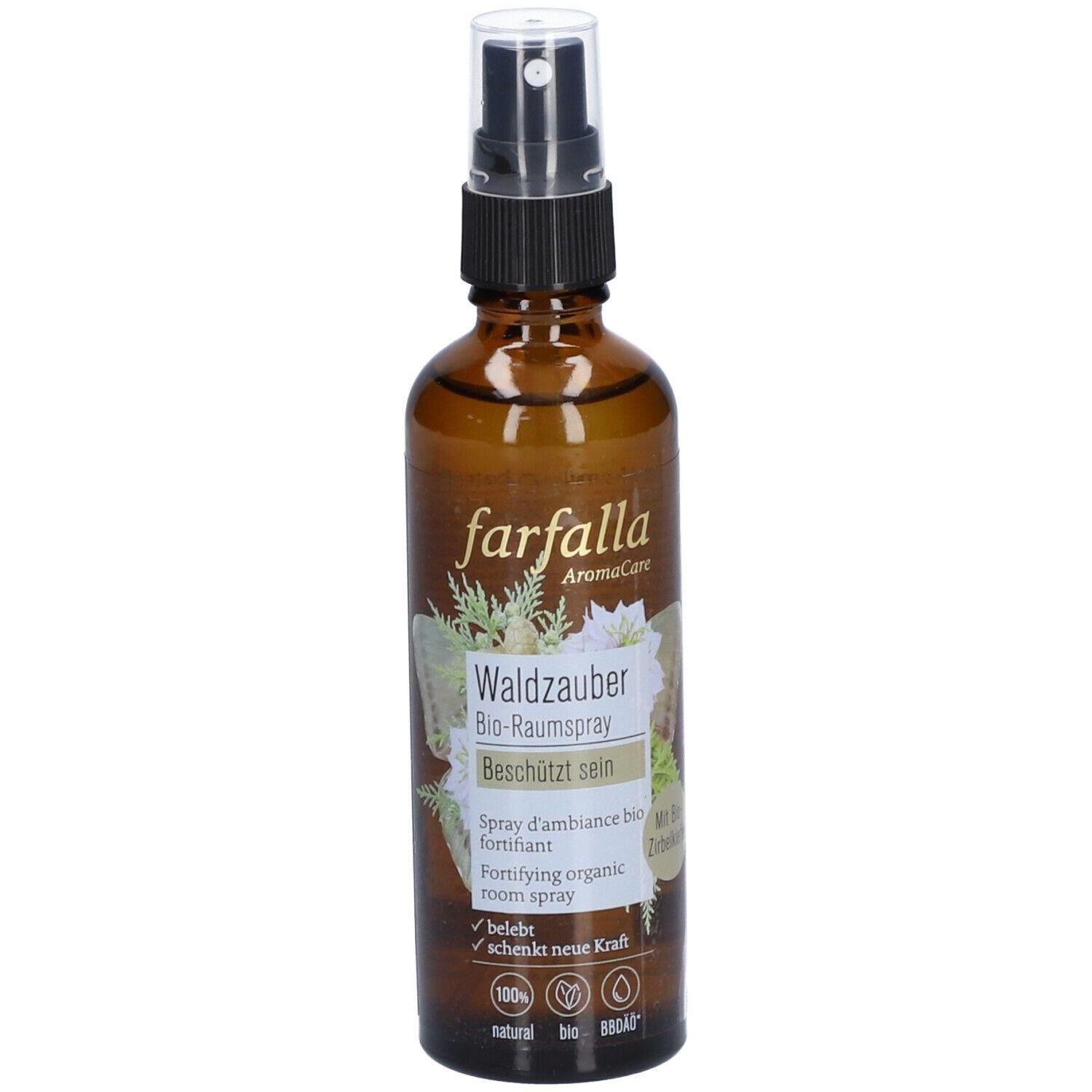 Braune Glasflasche mit Sprühkopf. Aufschrift: farfalla, Waldzauber Bio-Raumspray. Bio-Siegel.
