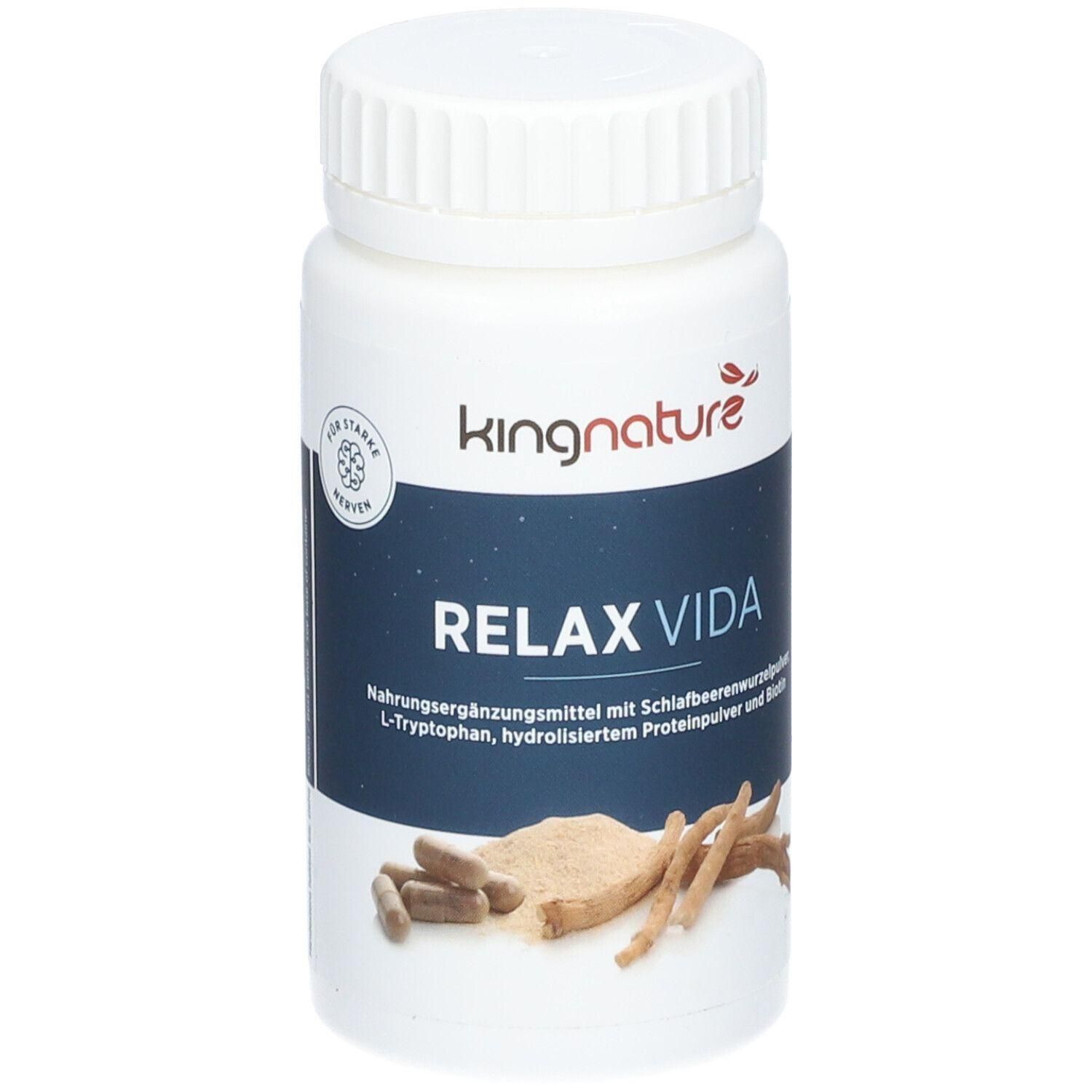 Weiße Flasche mit Schraubverschluss. Aufschrift: kingnature RELAX VIDA. Daneben Kapseln, Pulver und Wurzeln.