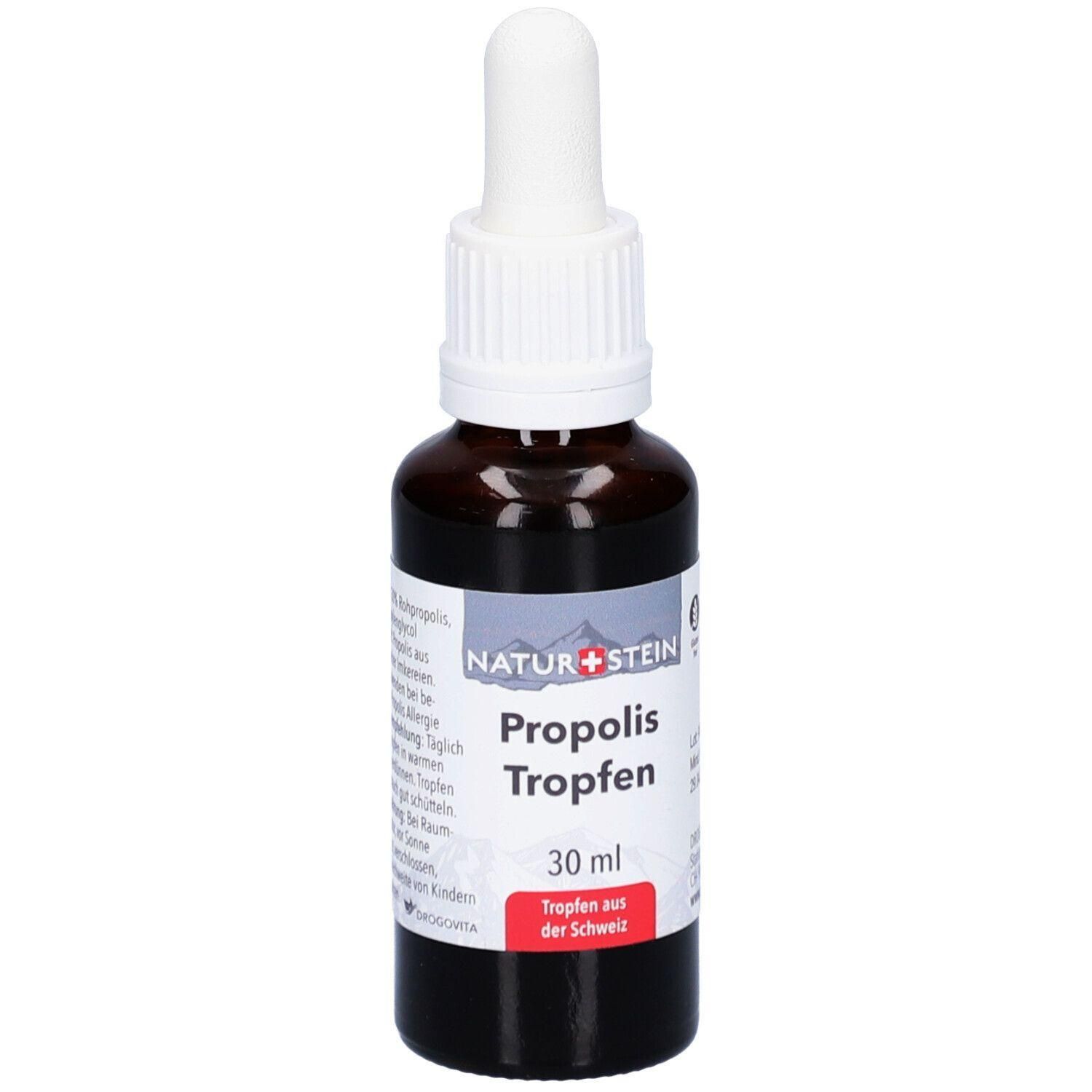 Braune Glasflasche mit weißem Tropfer. Beschriftung: NATUR+STEIN Propolis Tropfen, 30 ml. Roter Aufkleber: Tropfen aus der Schweiz.
