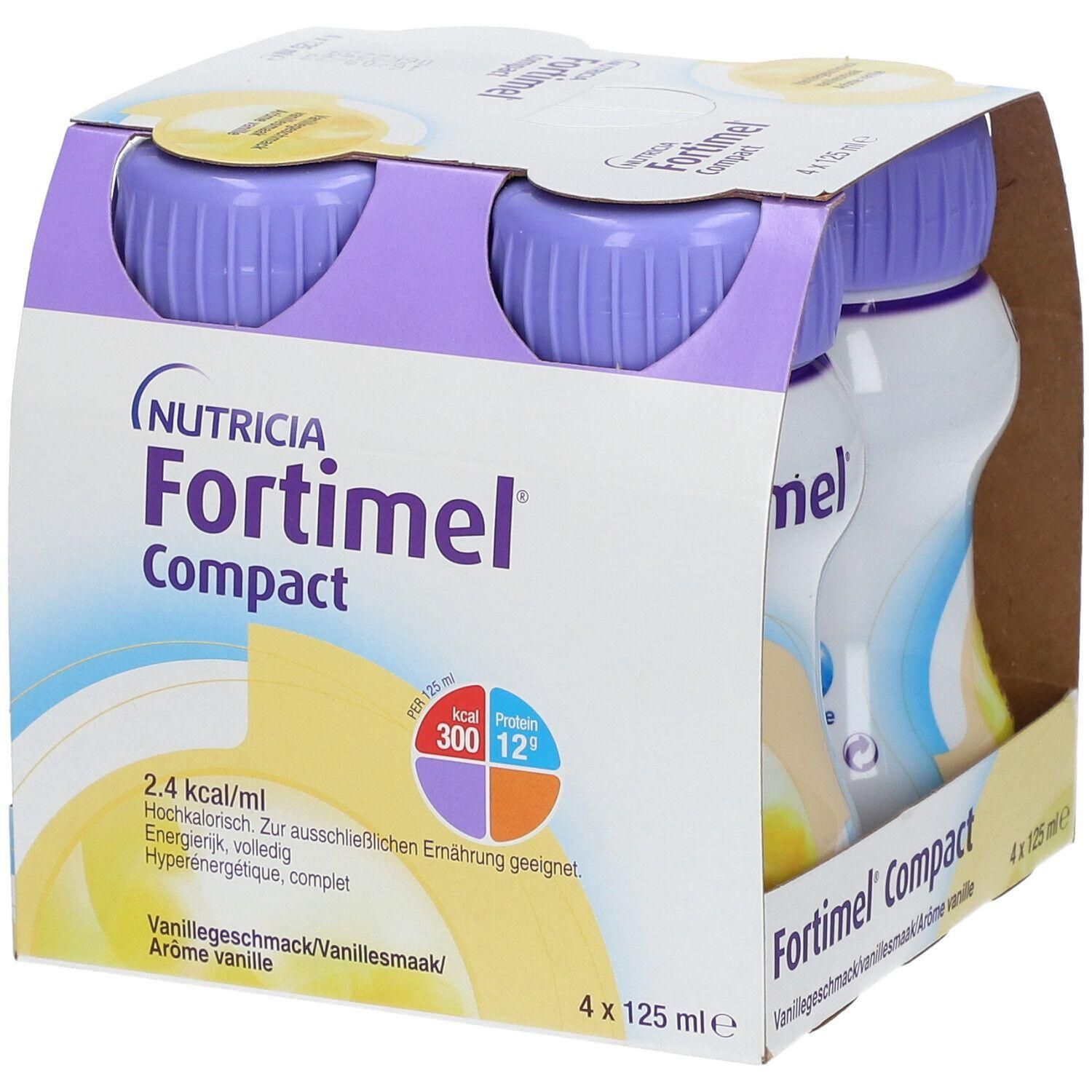 Emballage de quatre bouteilles Fortimel Compact 2.4 Vanille. Bouteilles avec bouchons violets, dans un carton. Inscription : Nutricia Fortimel Compact.