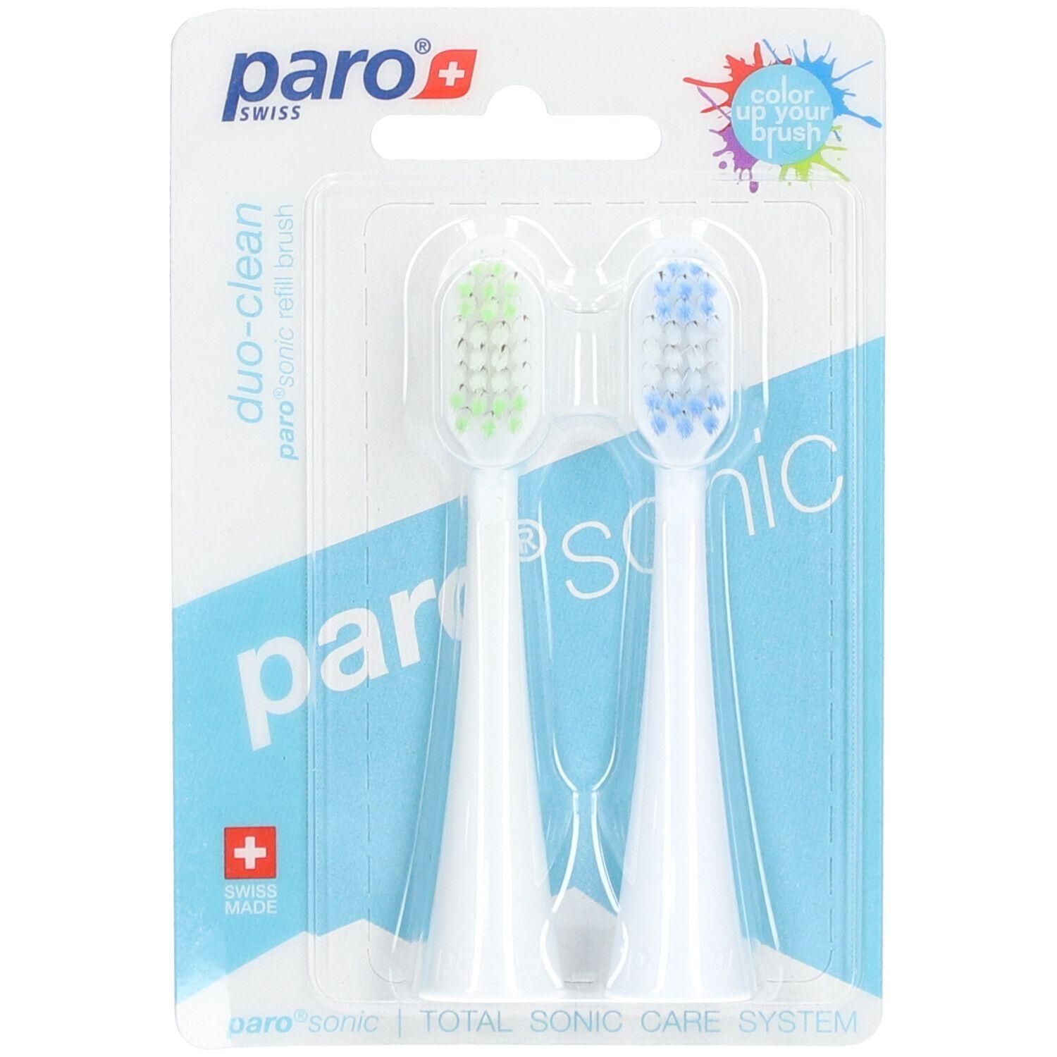Zwei weiße paro® Sonic Duo-Clean Ersatz-Zahnbürstenköpfe in Blisterverpackung. Grüne und blaue Borsten. Marke und Produktbezeichnung sichtbar.
