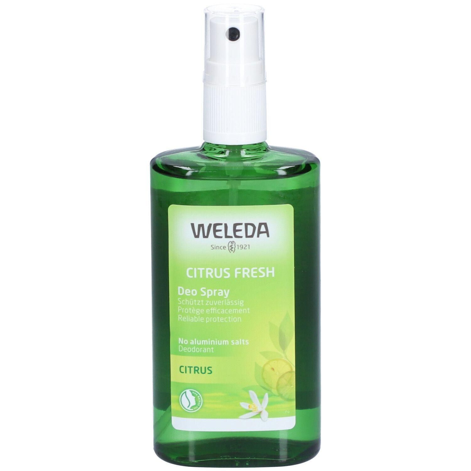 Flacon en verre vert avec vaporisateur blanc. Inscription: WELEDA Citrus Fresh Deo Spray. Sans sels d'aluminium.