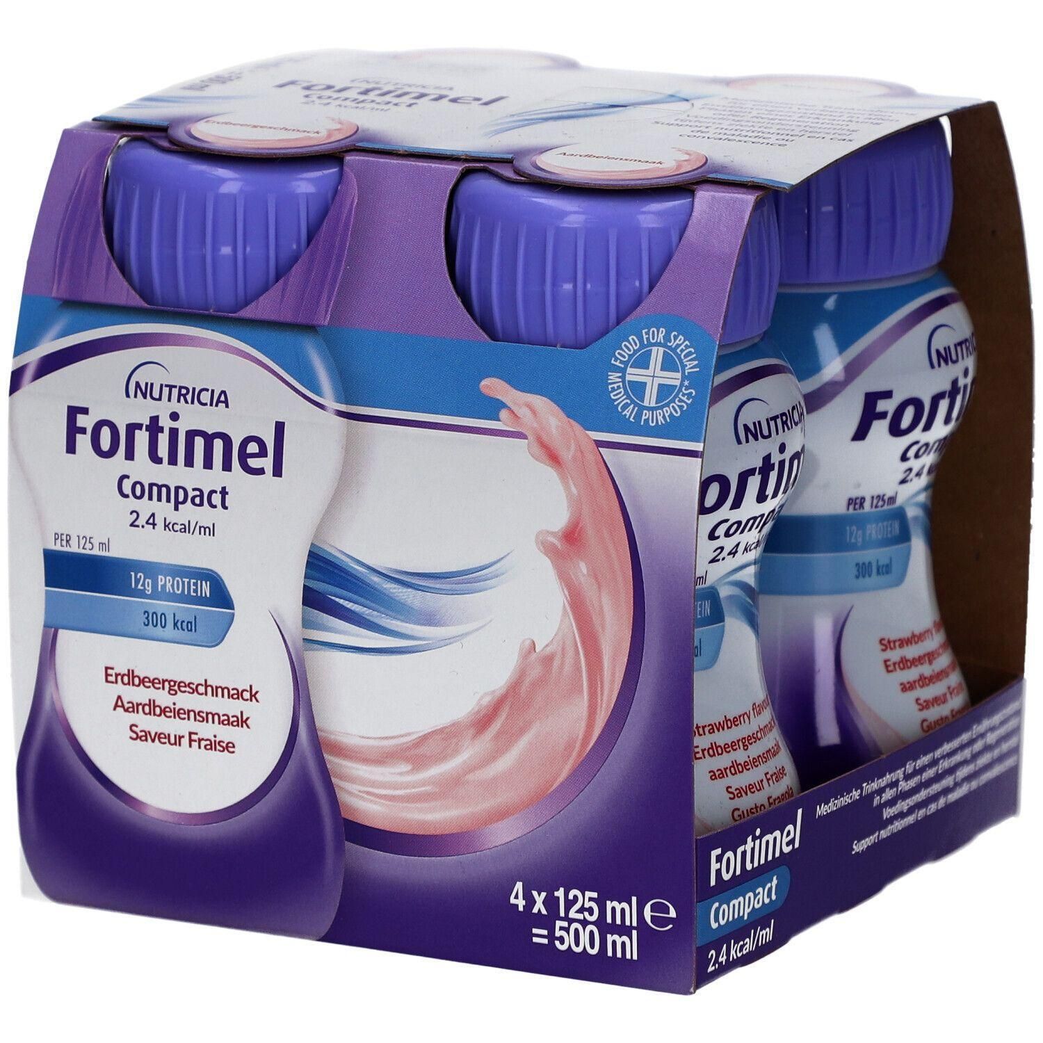 Packung mit vier Flaschen Fortimel Compact 2.4 Erdbeere. Flaschen mit blauem Deckel, weißem Etikett und Produktinformationen.