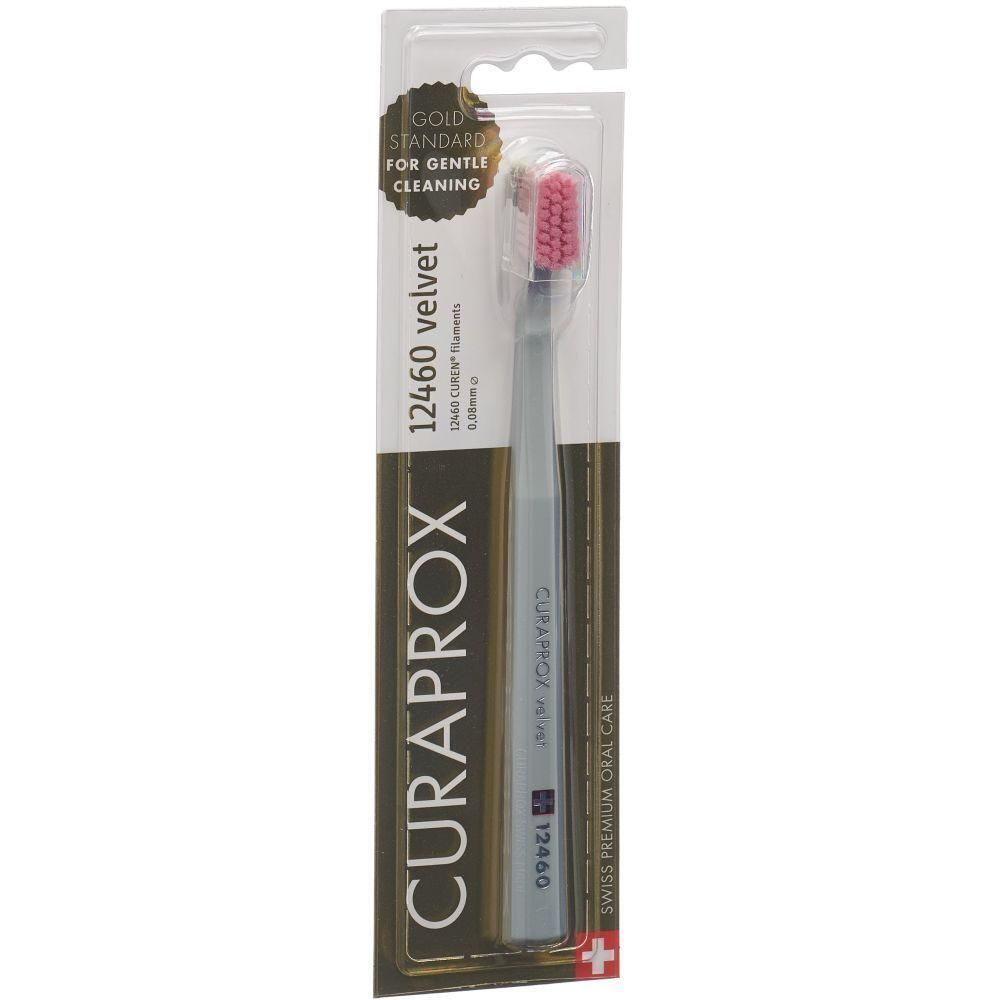 Zahnbürste in Blisterverpackung. Grauer Griff, rosa Borsten. Marke CURAPROX, Modell 12460 velvet. Gold Standard für sanfte Reinigung.