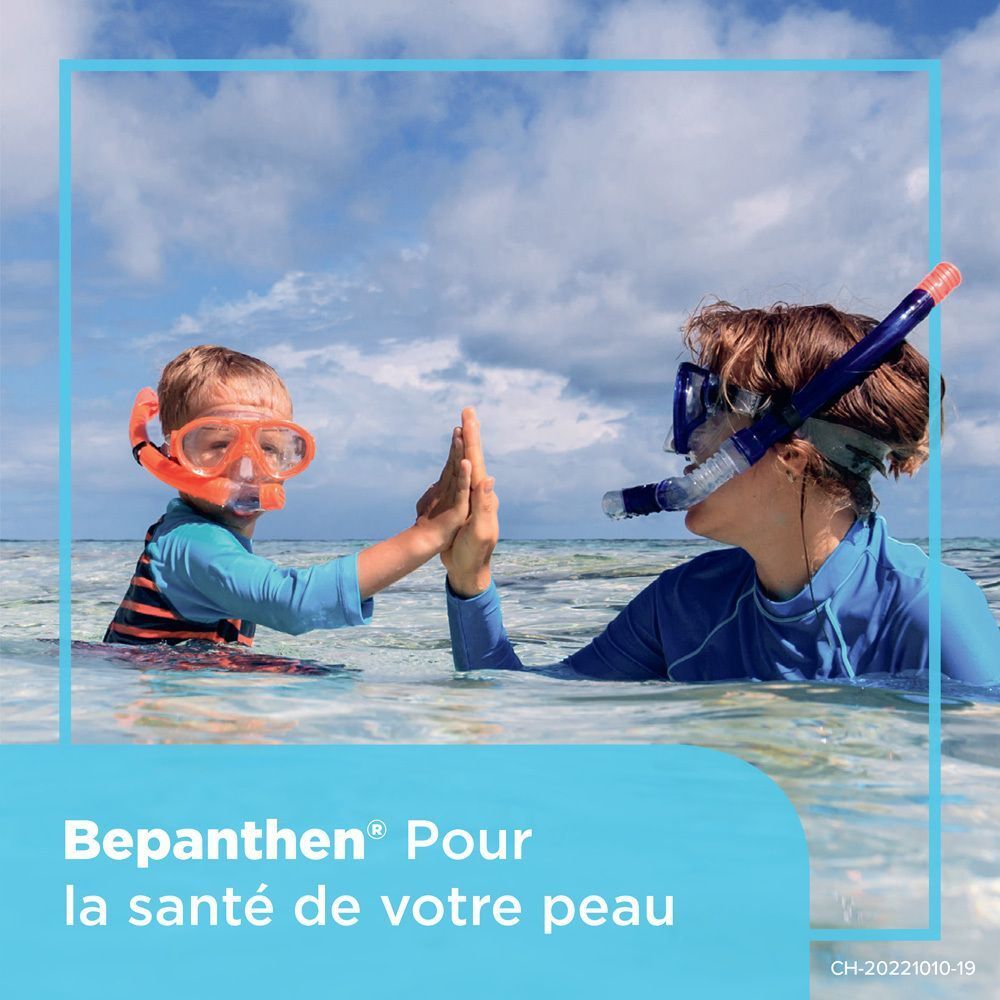 Zwei Personen im Wasser mit Tauchmasken. Text: Bepanthen Für die Gesundheit Ihrer Haut. Blauer Hintergrund.