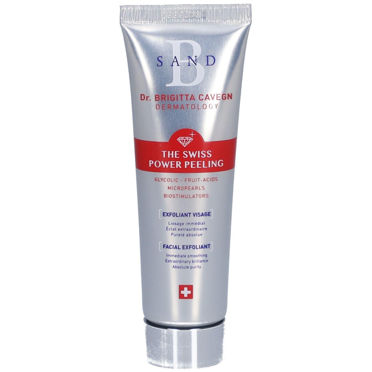 Silberne Tube mit rotem Streifen. Aufschrift: B Sand, The Swiss Power Peeling, Exfoliant Visage, Facial Exfoliant. Schweizer Kreuz.