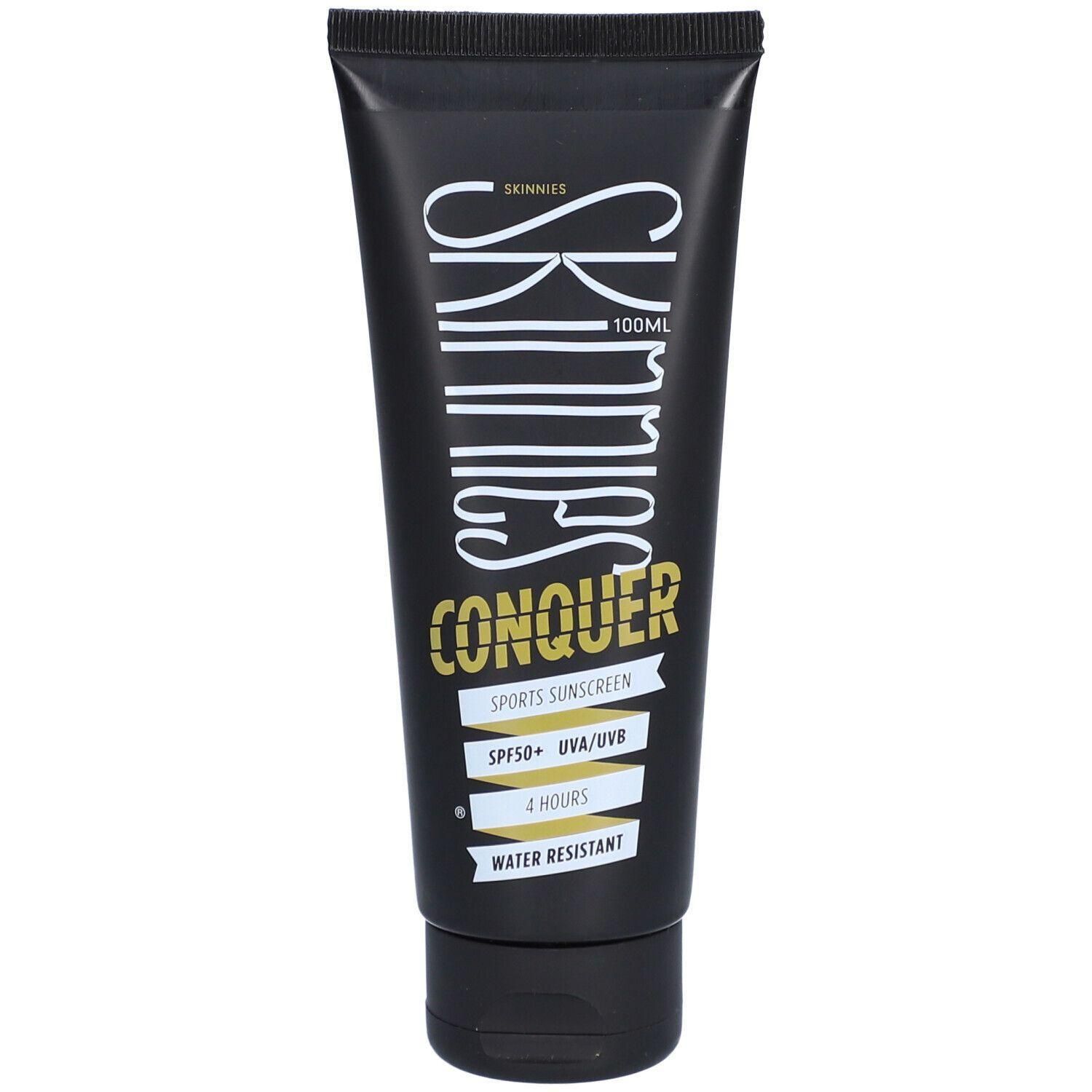Schwarze Tube mit weißer und goldfarbener Schrift. Text: SKINNIES, CONQUER, SPORTS SUNSCREEN, SPF50+ UVA/UVB, 4 HOURS, WATER RESISTANT.