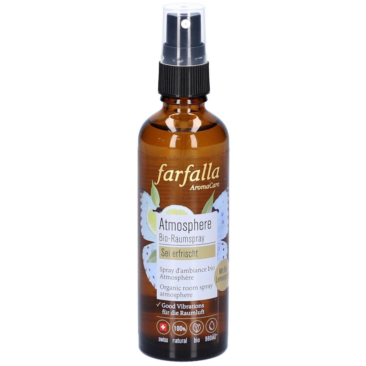 Braune Glasflasche mit Sprühkopf. Aufschrift: farfalla, Atmosphere, Bio-Raumspray, Sei erfrischt. Logos und Text in mehreren Sprachen.