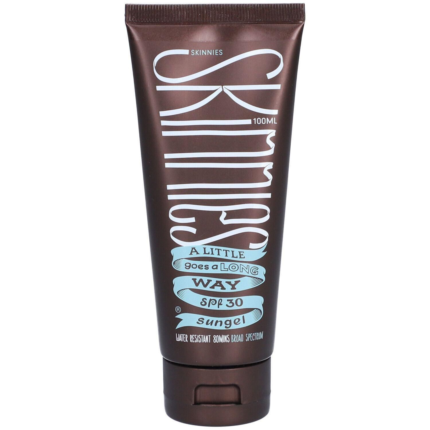Braune Tube mit weißer Schrift. Aufschrift: SKINNIES, sungel, SPF 30. Text: A LITTLE goes a LONG WAY. Wasserfest.
