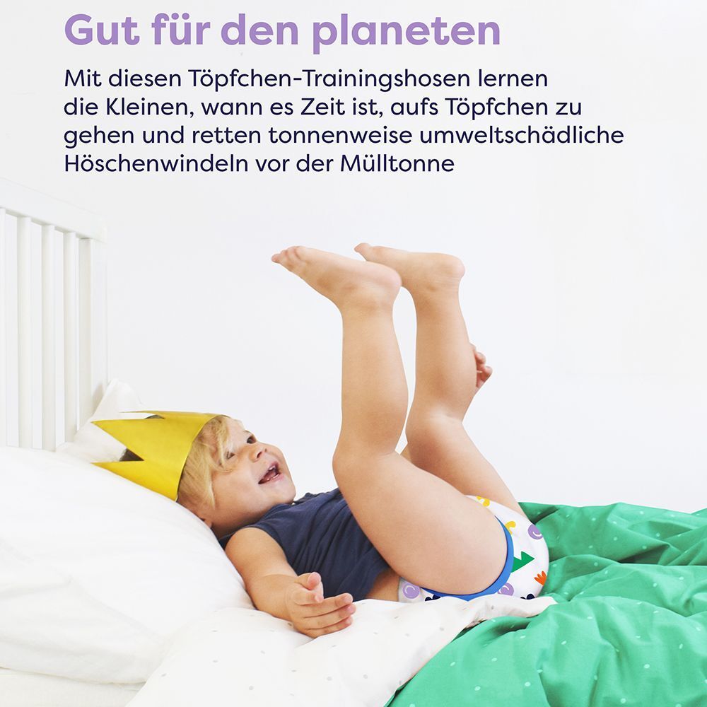 Kind mit Lernhöschen liegt im Bett. Text: Gut für den Planeten. Lernhöschen helfen, Windeln zu ersetzen.