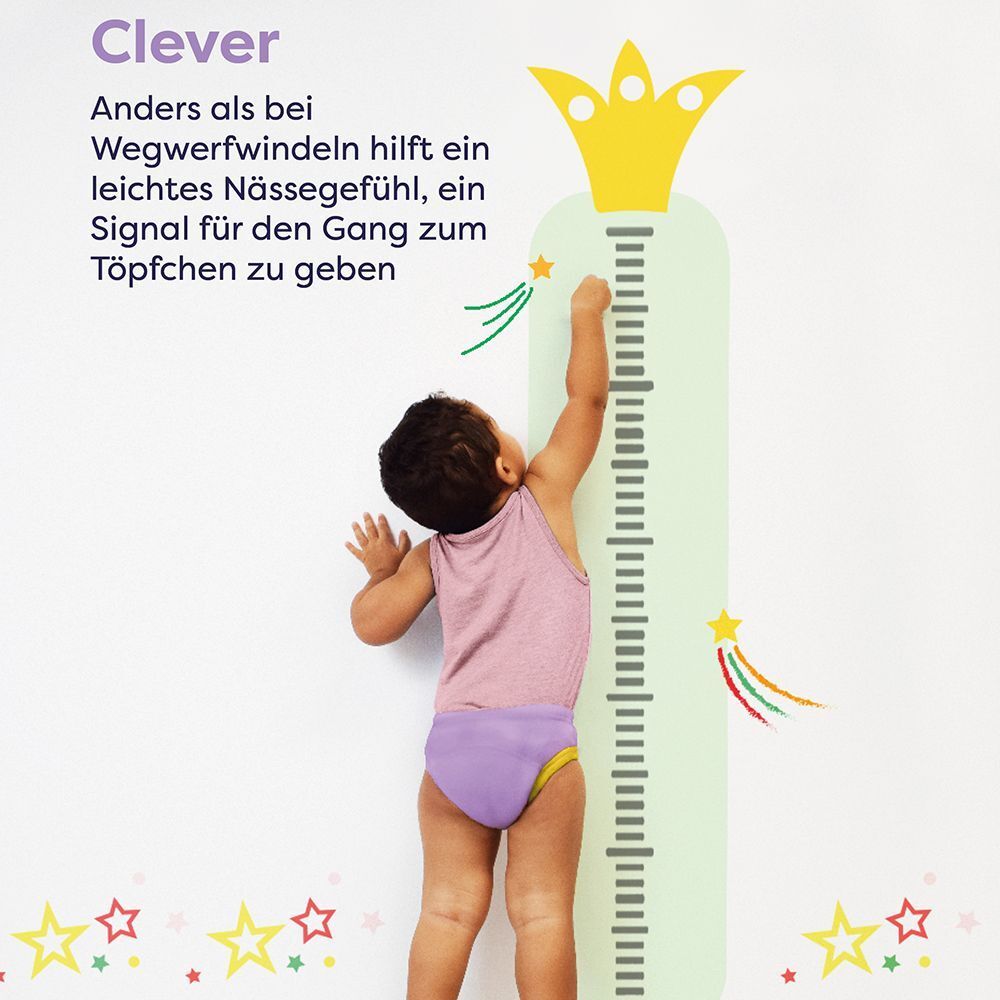 Kind mit Lernhöschen an einer Messlatte. Text: Clever. Nässe als Signal für den Gang zum Töpfchen.