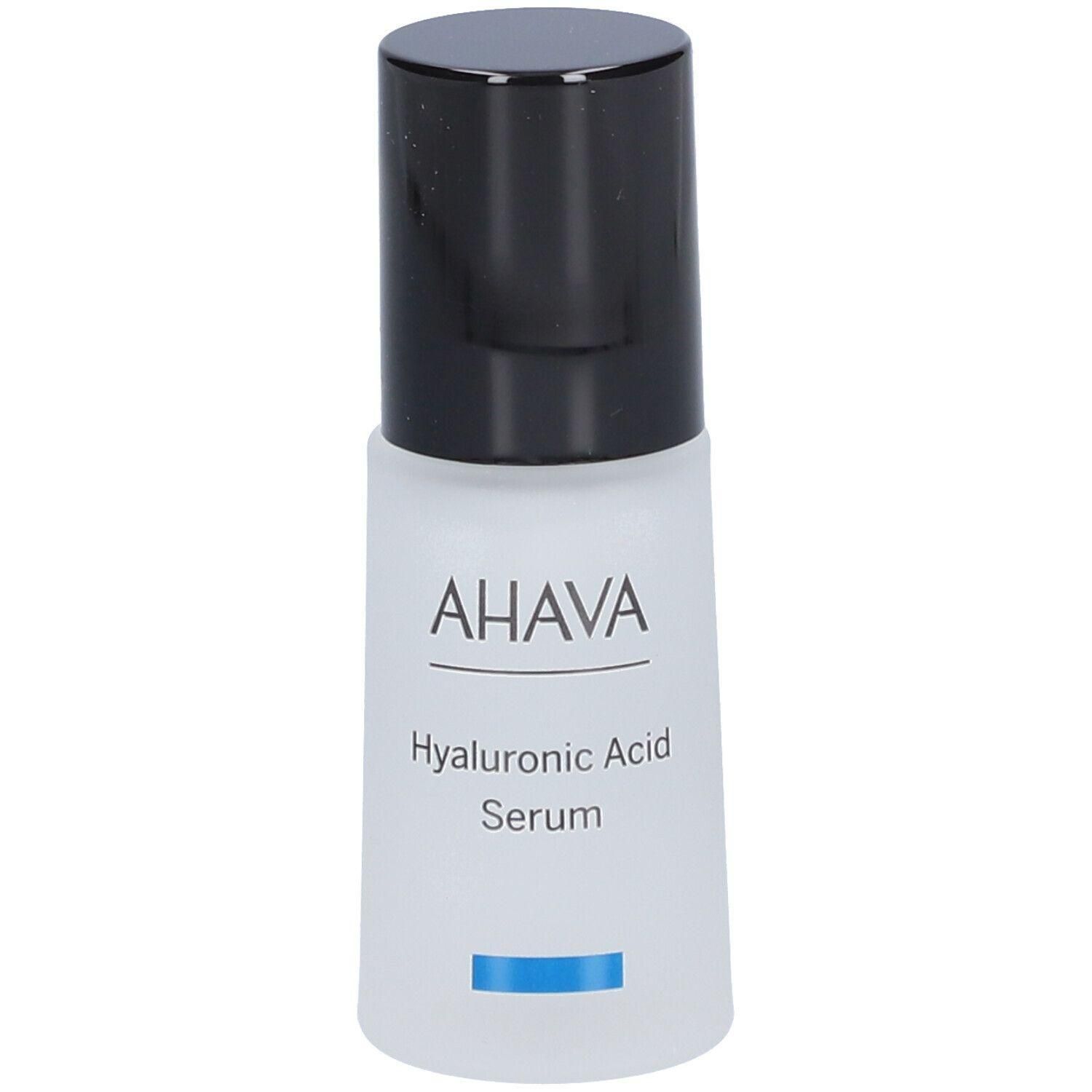 Serumflasche mit schwarzem Deckel. Aufschrift AHAVA, Hyaluronsäure Serum. Blaue Linie am unteren Rand.