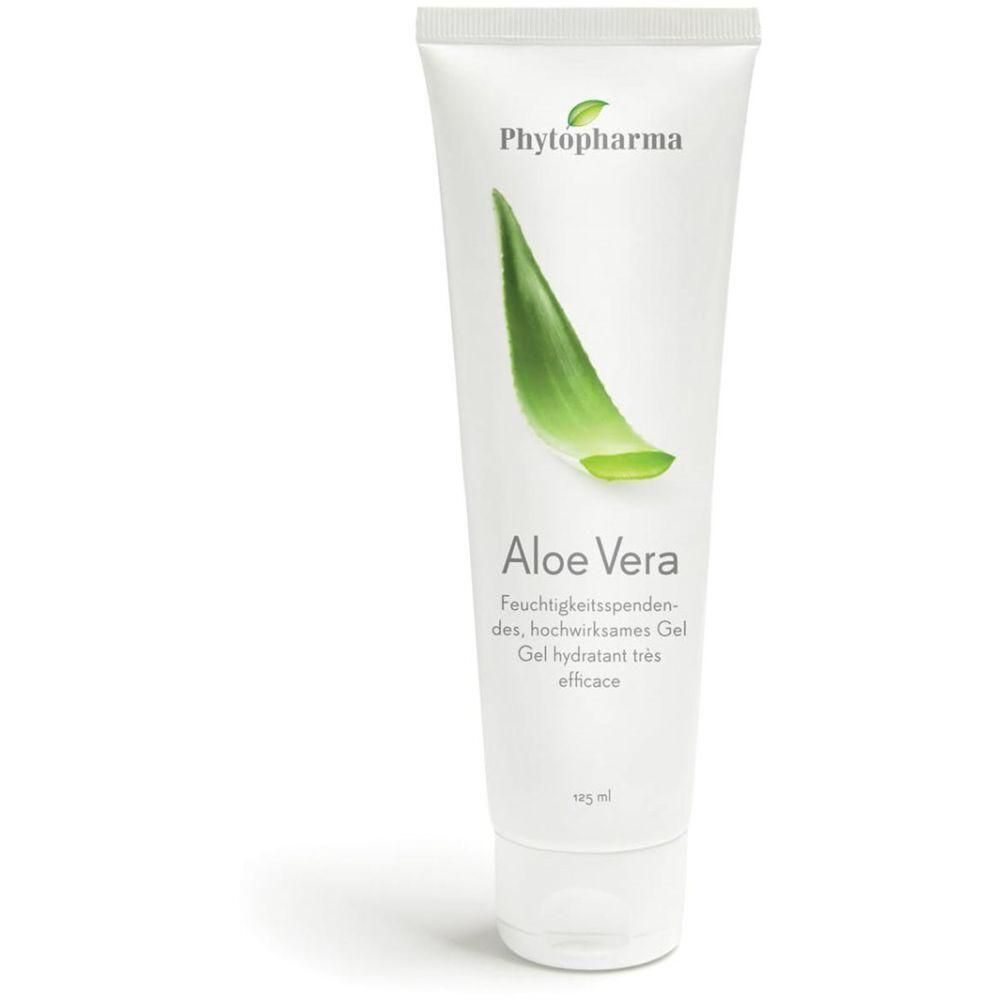 Tube blanche avec design feuille d'aloe vera verte. Inscription: Phytopharma, Aloe Vera Gel. Texte en allemand et français. 125 ml.