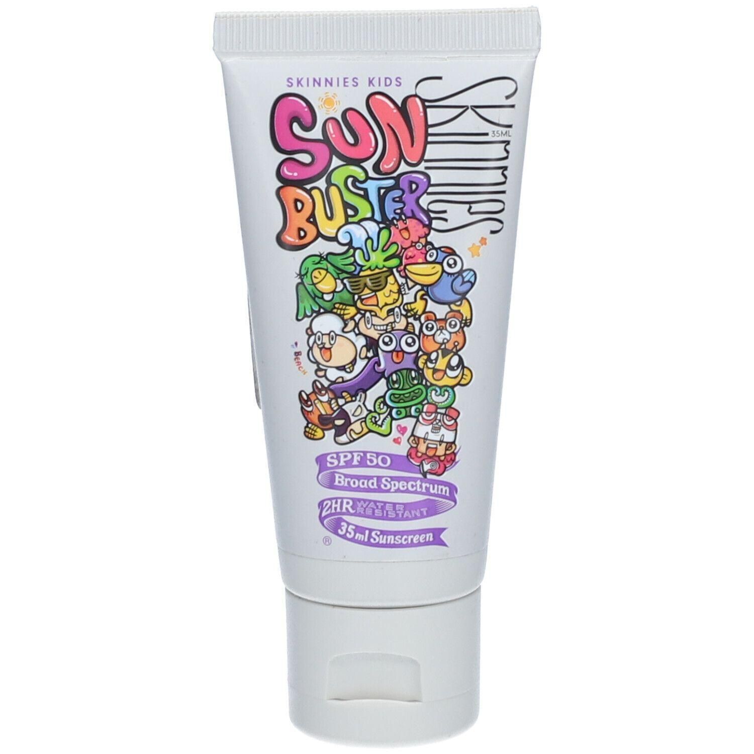 Weiße Tube mit bunten Cartoon-Figuren. Aufschrift: SUN BUSTER, SPF 50, 35ml Sonnenschutzmittel.