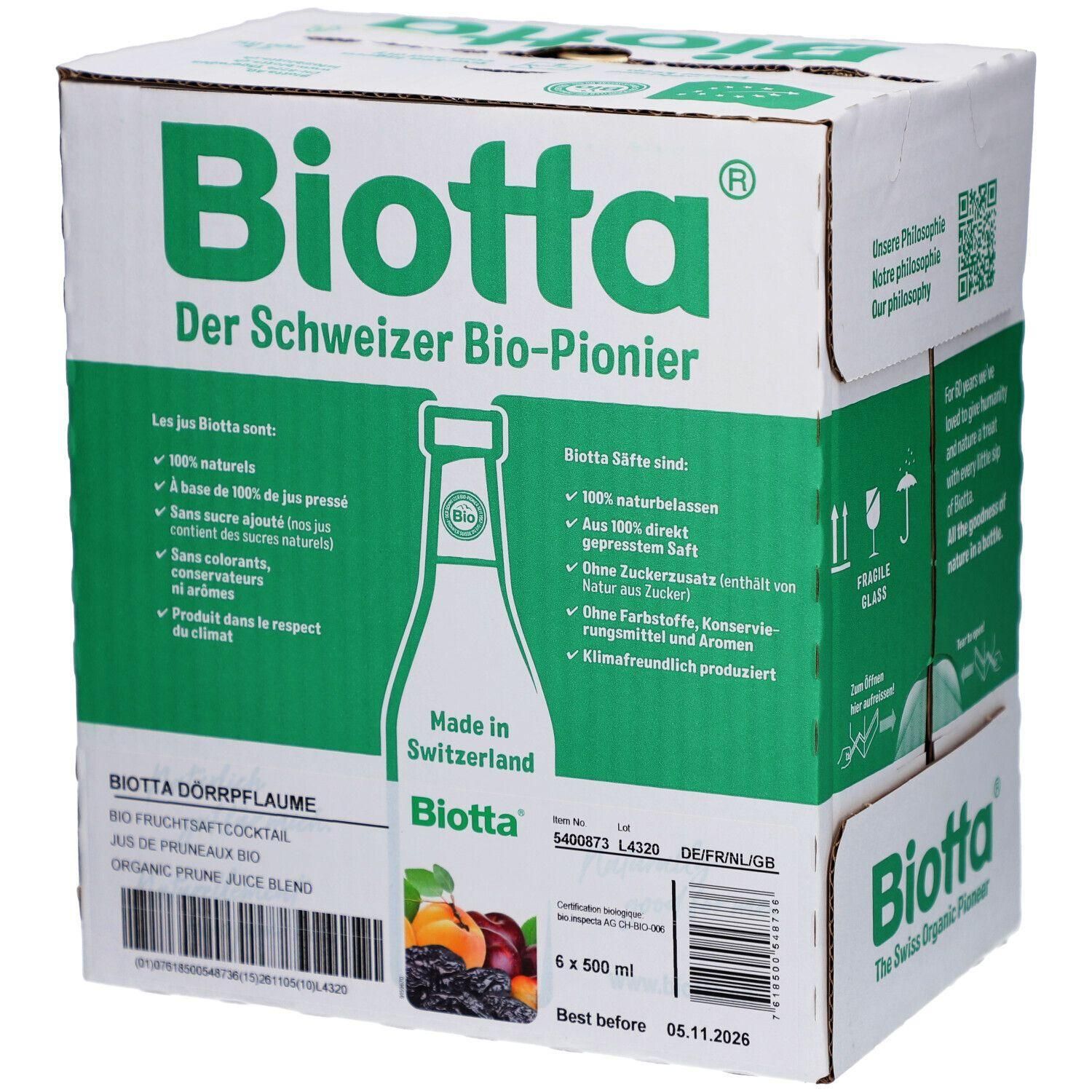 Karton mit Biotta® Dörrpflaume Bio Fruchtsaftcocktail. Grüne und weiße Verpackung mit Produktinformationen und Logo. 6 x 500 ml.