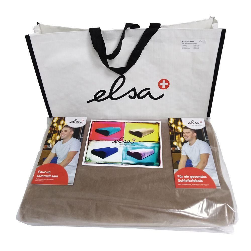 Un coussin cervical couleur sable, emballé dans un sac fourre-tout blanc avec le logo Elsa. Comprend des brochures montrant le produit.