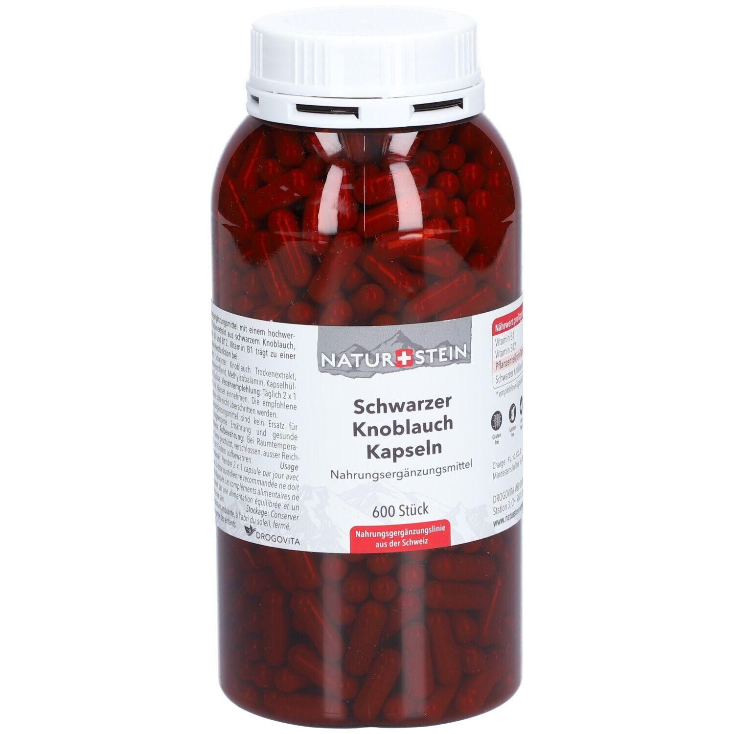 Transparente Flasche mit schwarzen Knoblauch Kapseln. Aufschrift: NATUR+STEIN Schwarzer Knoblauch Kapseln. 600 Stück. Nahrungsergänzungsmittel.