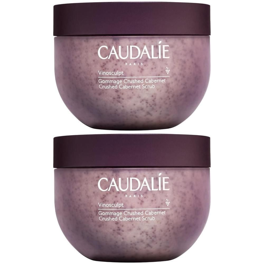 Deux pots avec couvercles. Inscription CAUDALIE, Vinosculpt, Gommage Crushed Cabernet. Teinte rose-violet.