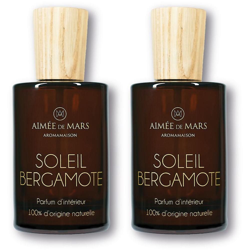 Zwei braune Glasflaschen mit Holzdeckel. Aufschrift: SOLEIL BERGAMOTE, Parfum d'intérieur, 100% d'origine naturelle. Marke: AIMÉE DE MARS.