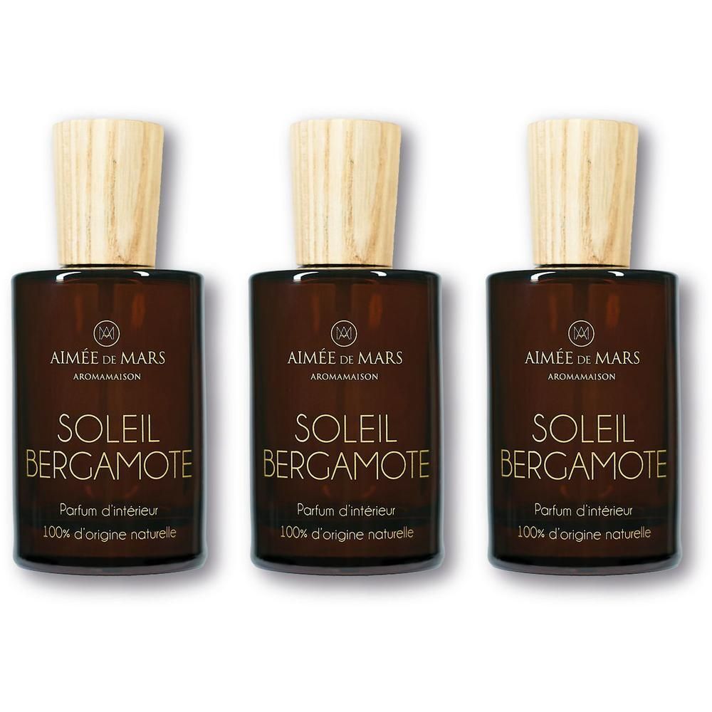Drei braune Glasflaschen mit Holzdeckel. Aufschrift: Soleil Bergamote, Parfum d'intérieur, 100% d'origine naturelle.