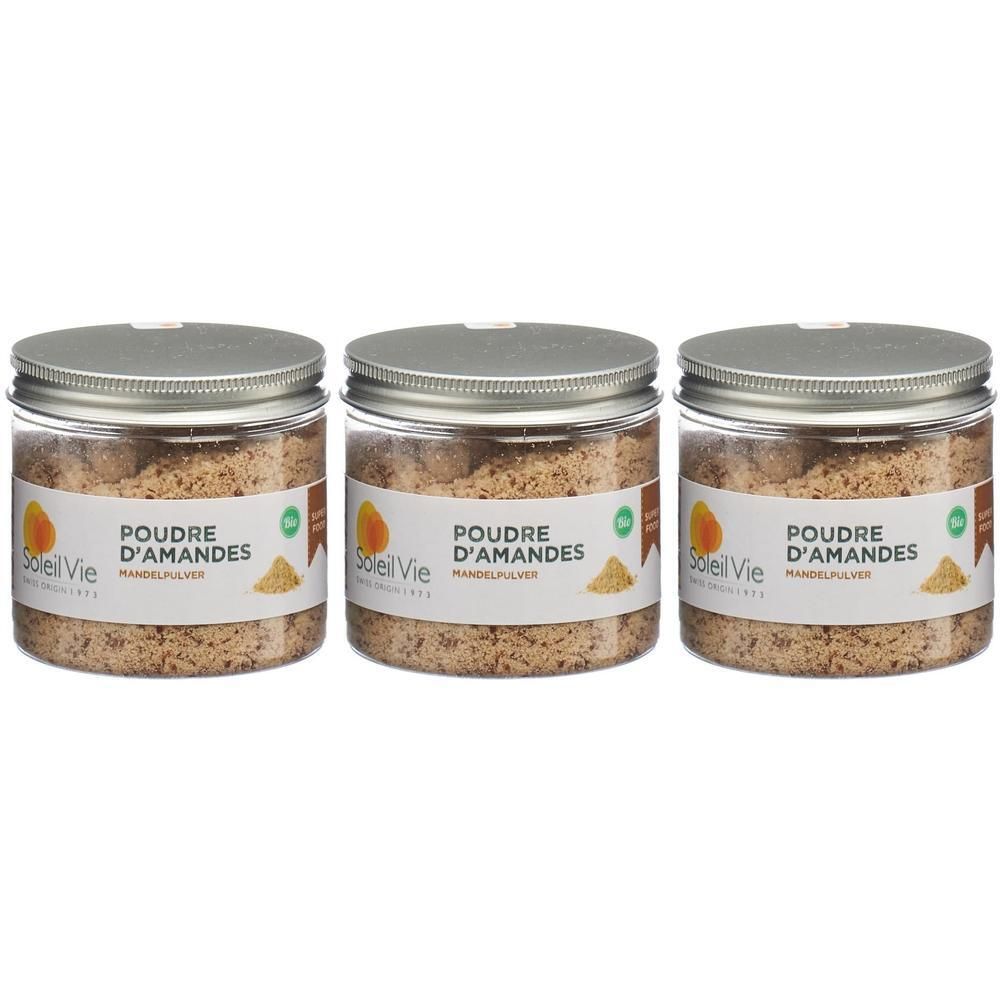 Drei Gläser Mandelpulver mit silbernen Deckeln. Das Etikett zeigt "Soleil Vie", "Poudre d'Amandes" und "Mandelpulver".